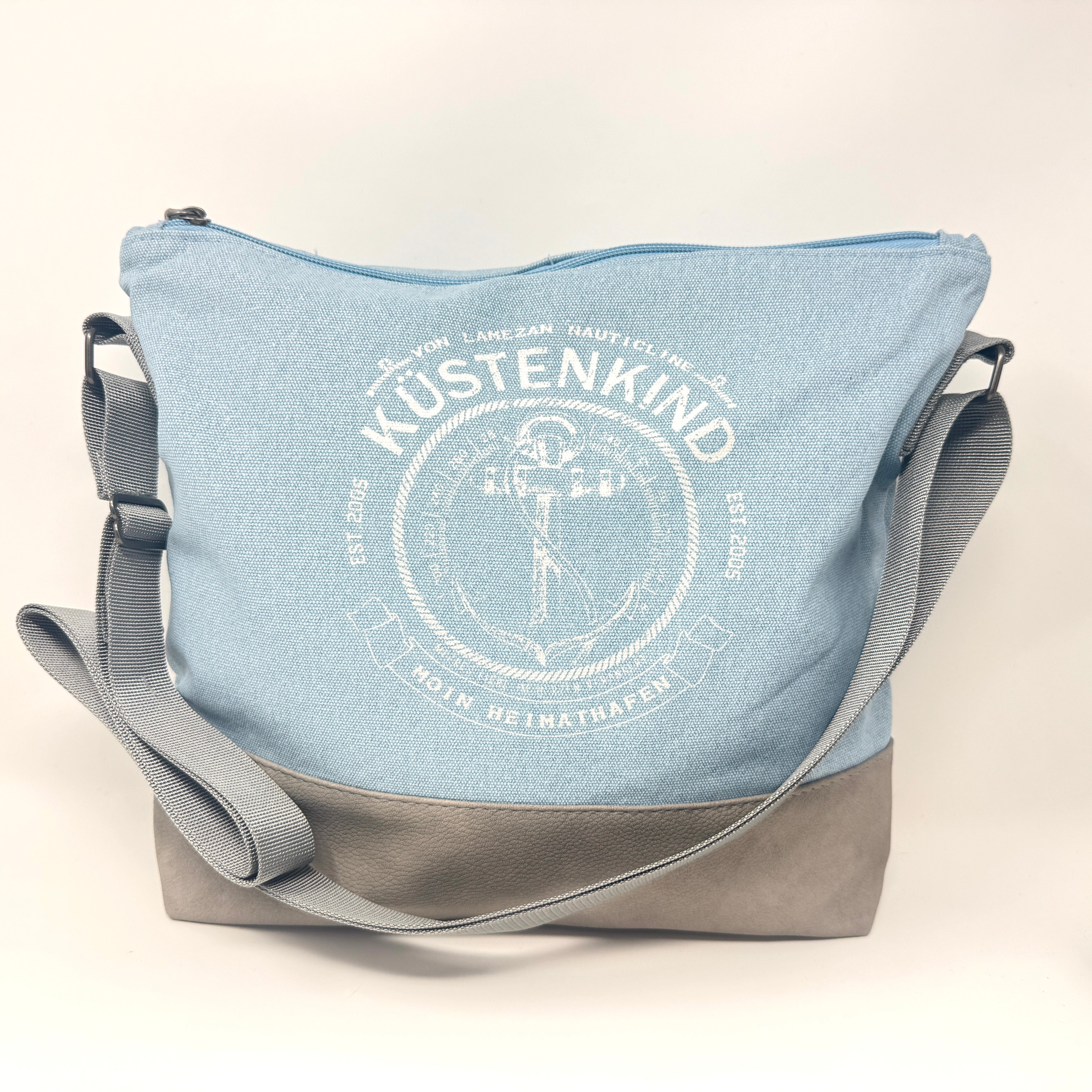 Küstenkind Umhängetasche in hellblau mit Anker-Motiv und maritimem Küstenkind-Print