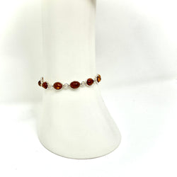 Luxuriöses Bernstein-Armband aus 925er Silber mit kunstvoll eingefassten Bernsteinen in warmen Naturtönen. Handgefertigtes Unikat mit sicherem Silberverschluss.