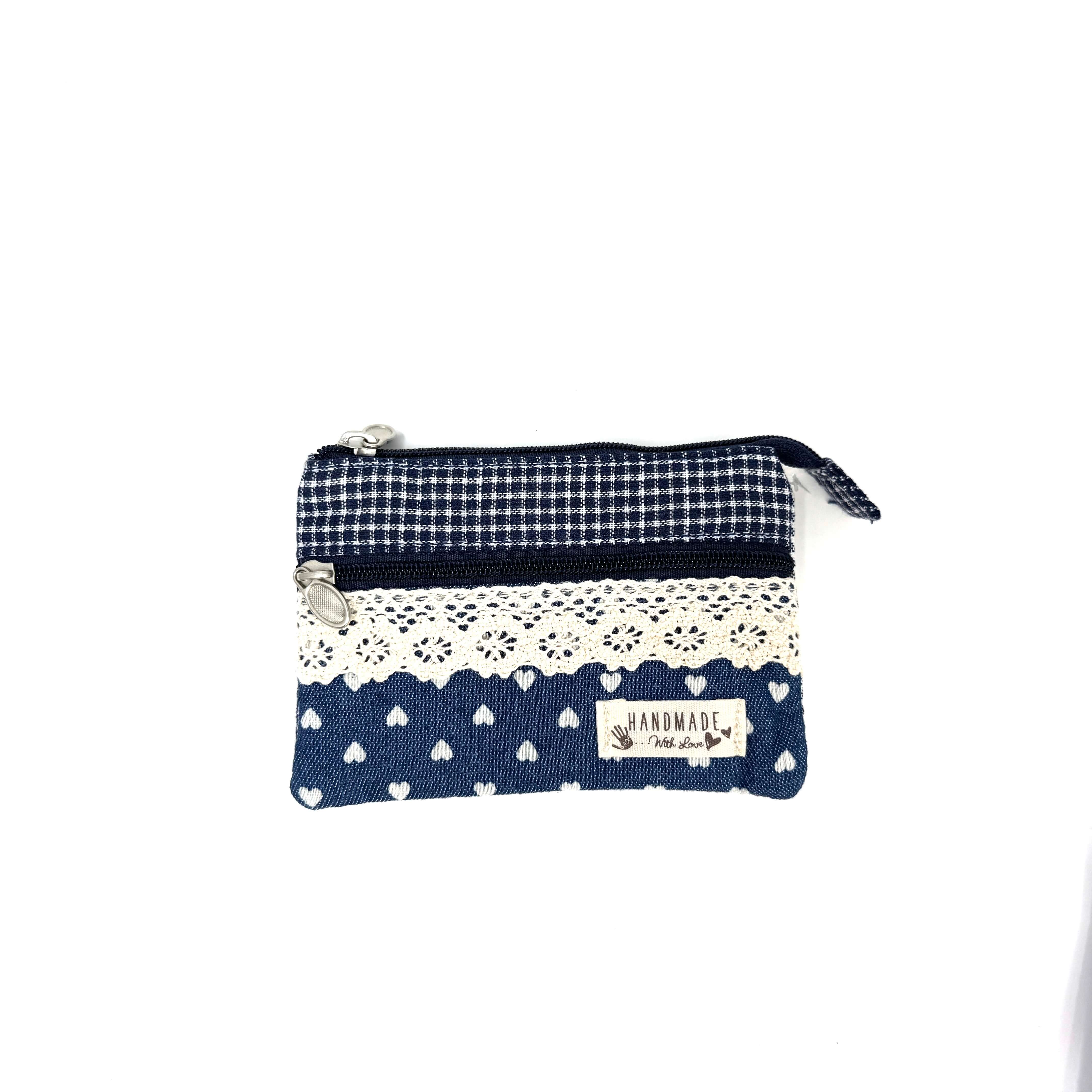 Handgemachtes, blaues Täschchen mit Punkten und Herzen, ideal für Kosmetik und Kleinkram.