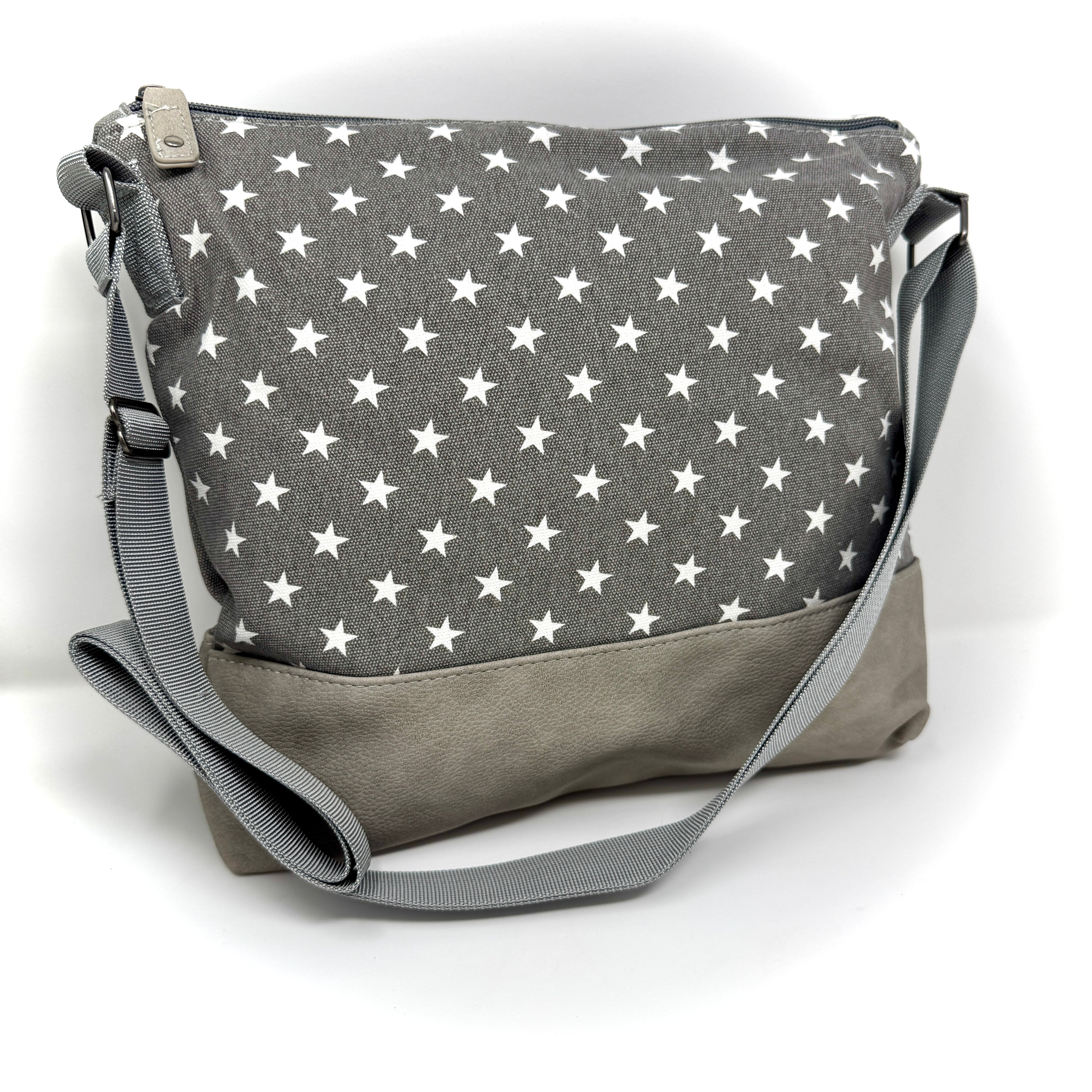 Stylische Umhängetasche aus grauer Baumwolle mit weißen Sternen und Veggie-Leder-Boden – wasserabweisend und nachhaltig