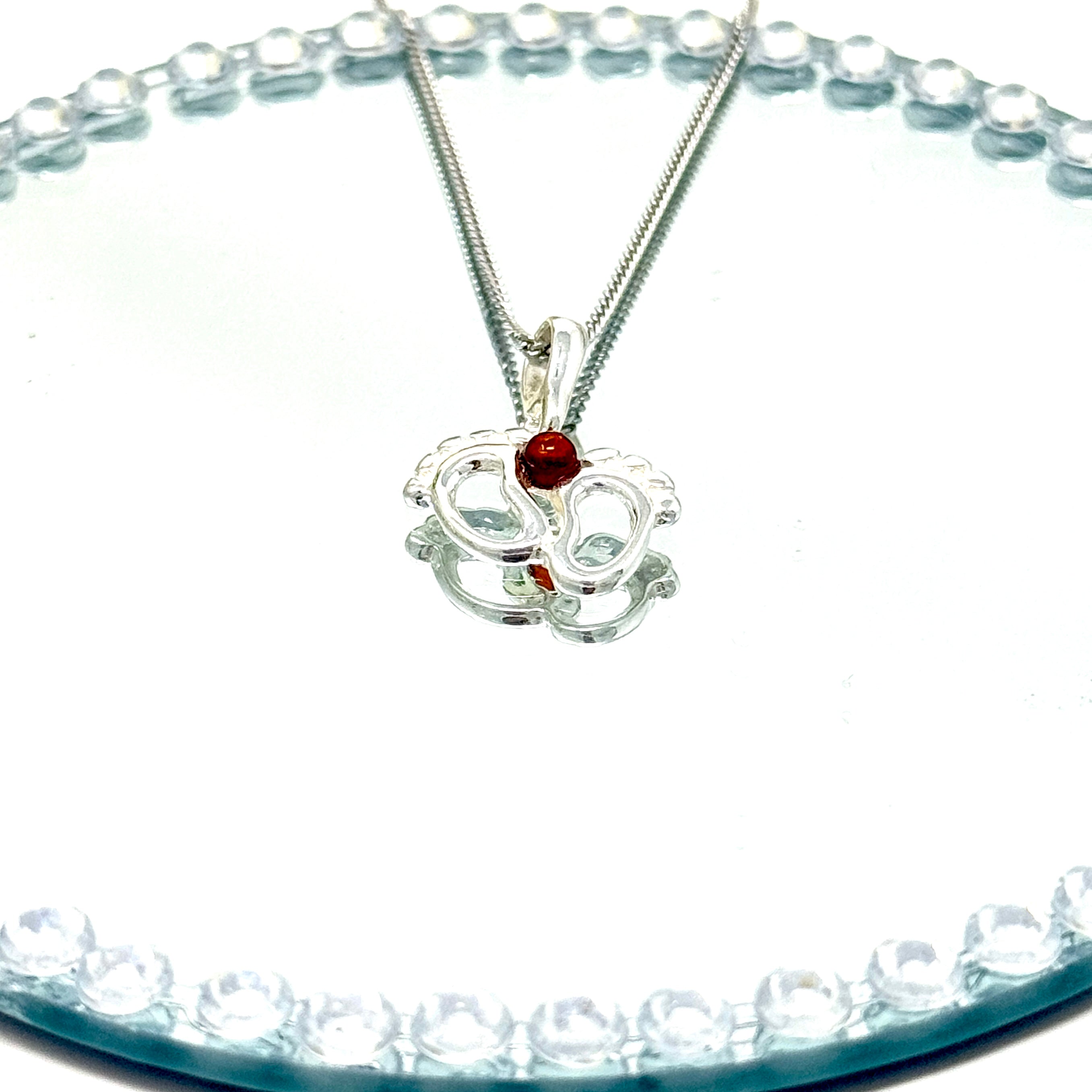 Silberner Bernstein-Anhänger in Babyfuß-Form mit echtem Bernstein – Symbolschmuck für Eltern & Babys