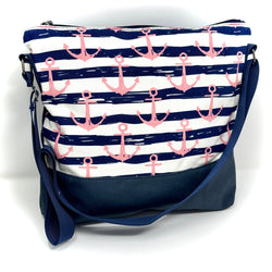 Maritime Umhängetasche aus Baumwolle mit rosa Ankern, marineblauen Streifen und Veggie-Leder-Boden – wasserabweisend & nachhaltig