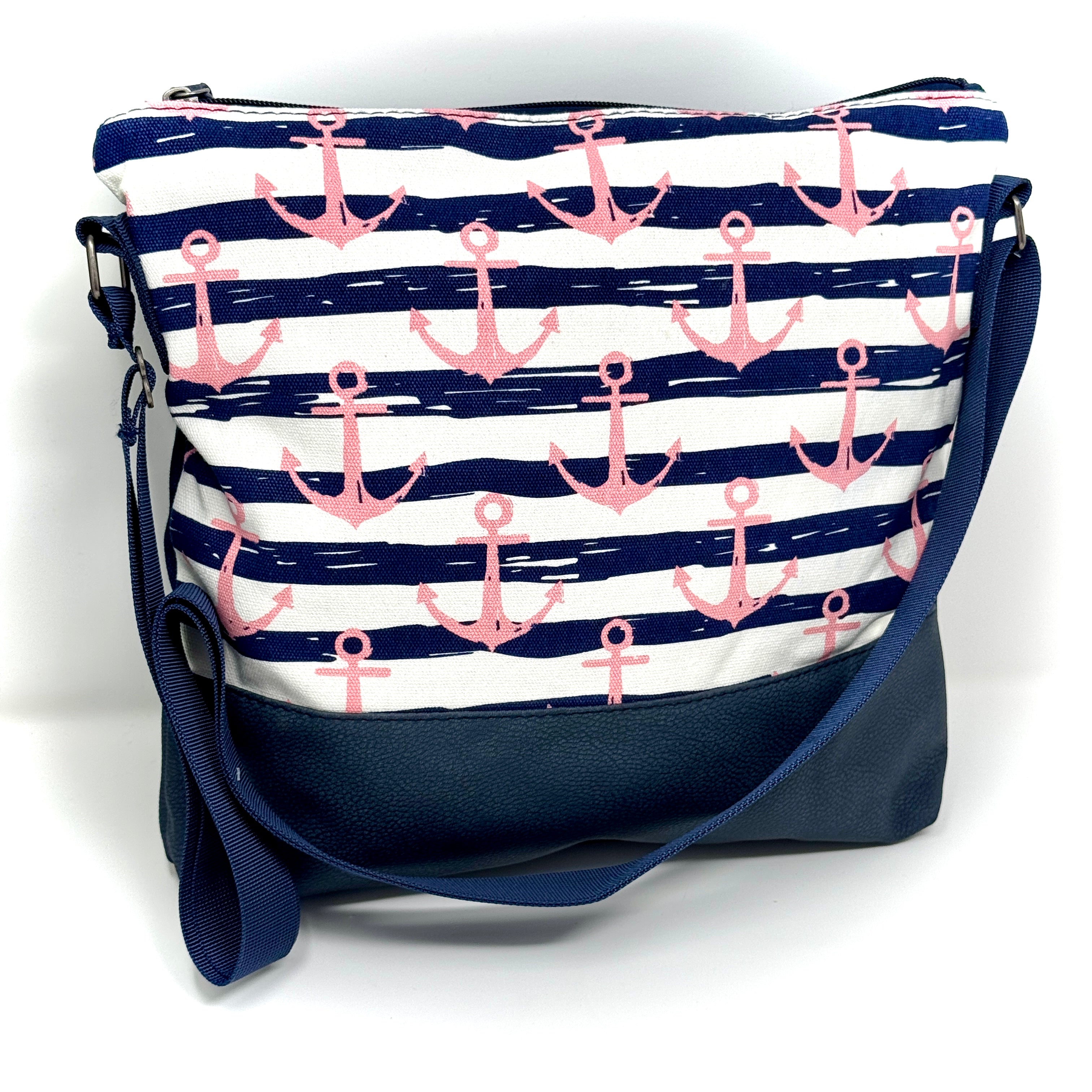 Maritime Umhängetasche aus Baumwolle mit rosa Ankern, marineblauen Streifen und Veggie-Leder-Boden – wasserabweisend & nachhaltig