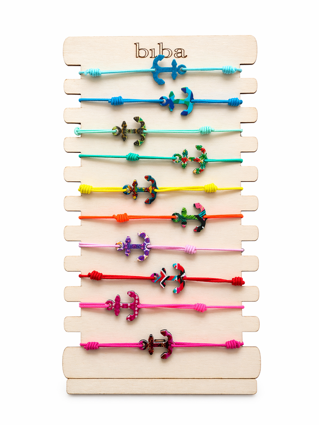 Bunte elastische Anker Armbänder für Damen in verschiedenen Farben auf Display – verstellbare Gummiarmbänder mit Anker Anhänger