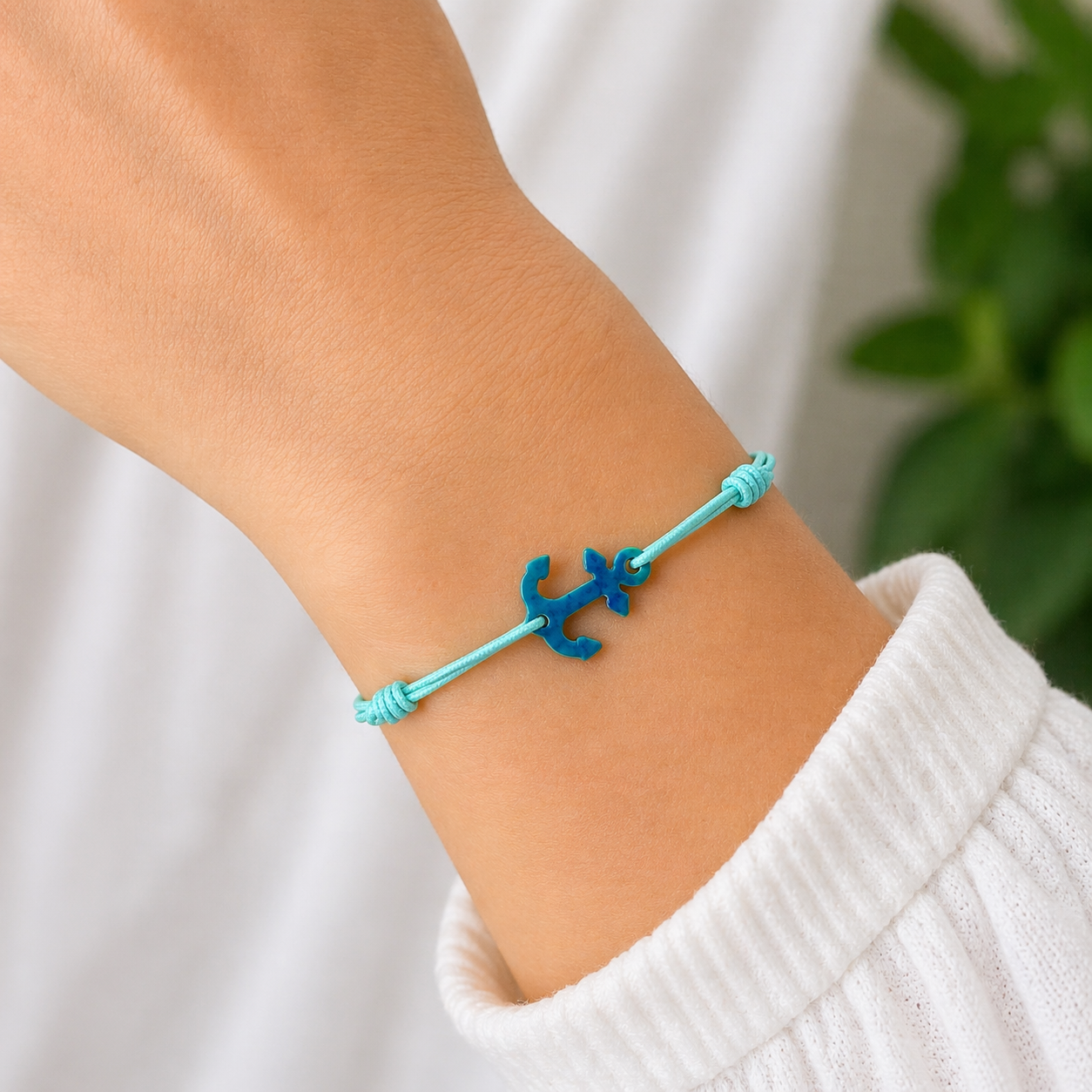 Hellblaues elastisches Anker Armband für Damen am Handgelenk getragen – leichtes Gummiarmband mit Anker Anhänger