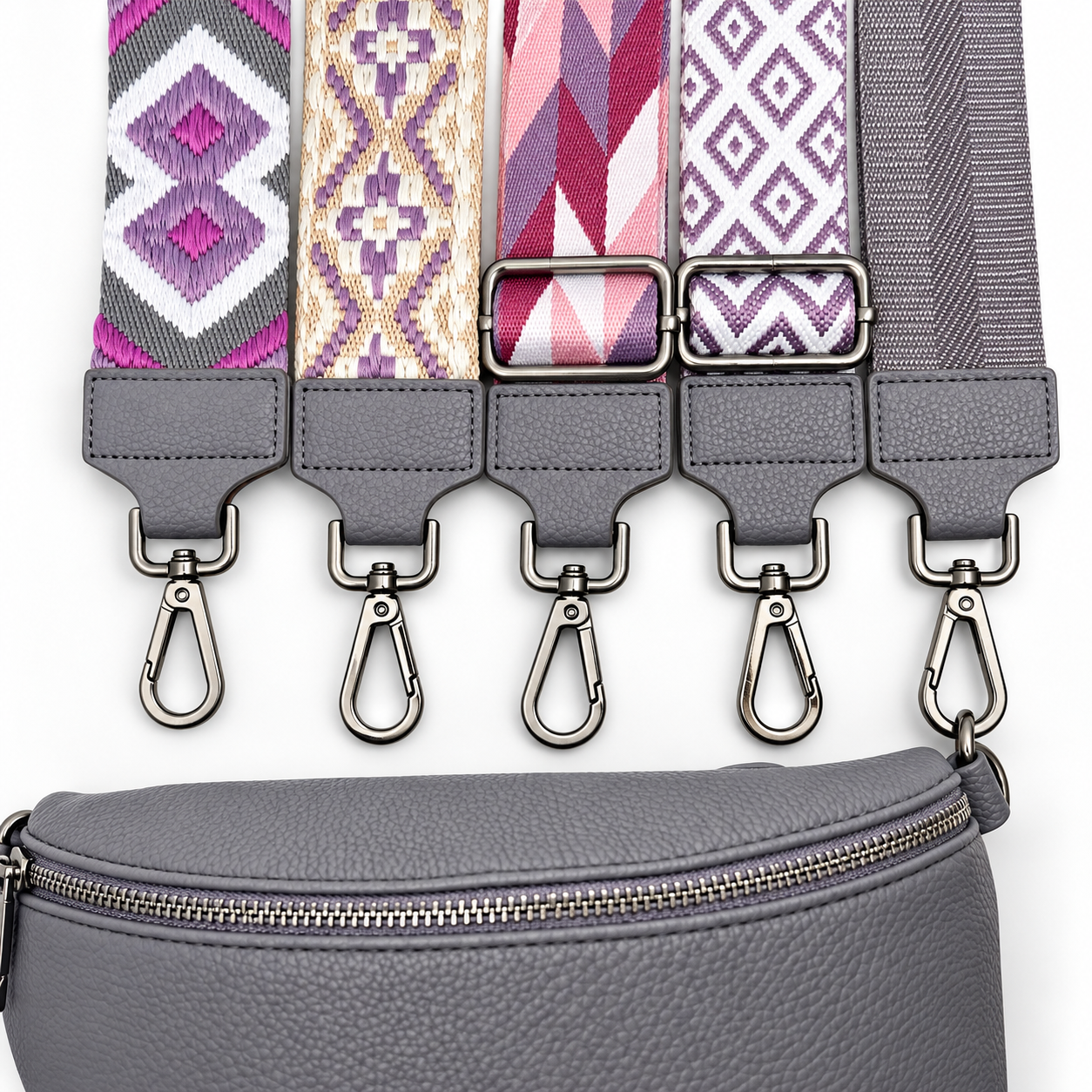 Detailaufnahme gemusterter Schulterriemen mit Metallkarabinern und grauen Kunstlederenden neben einer flieder Bauchtasche mit Reißverschluss.