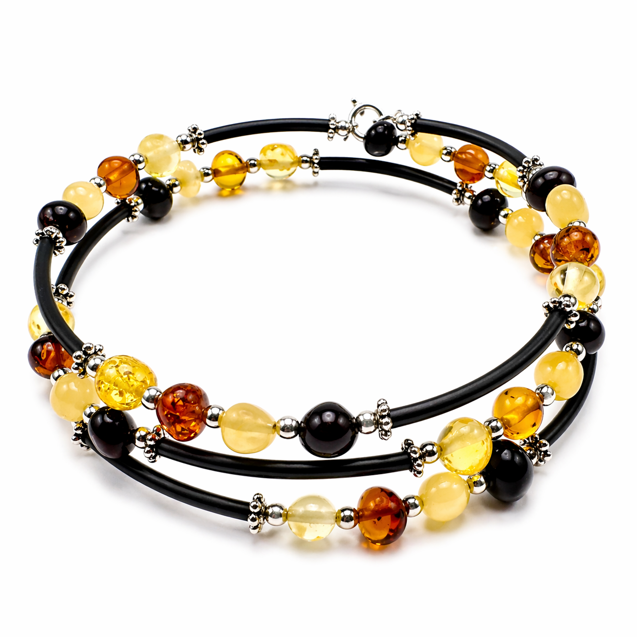3-reihiges Bernstein Armband mit schwarzen Lederbändern und mehrfarbigen Bernsteinen in Gelb, Cognac und Schwarz mit silbernen Kugeln auf weißem Hintergrund
