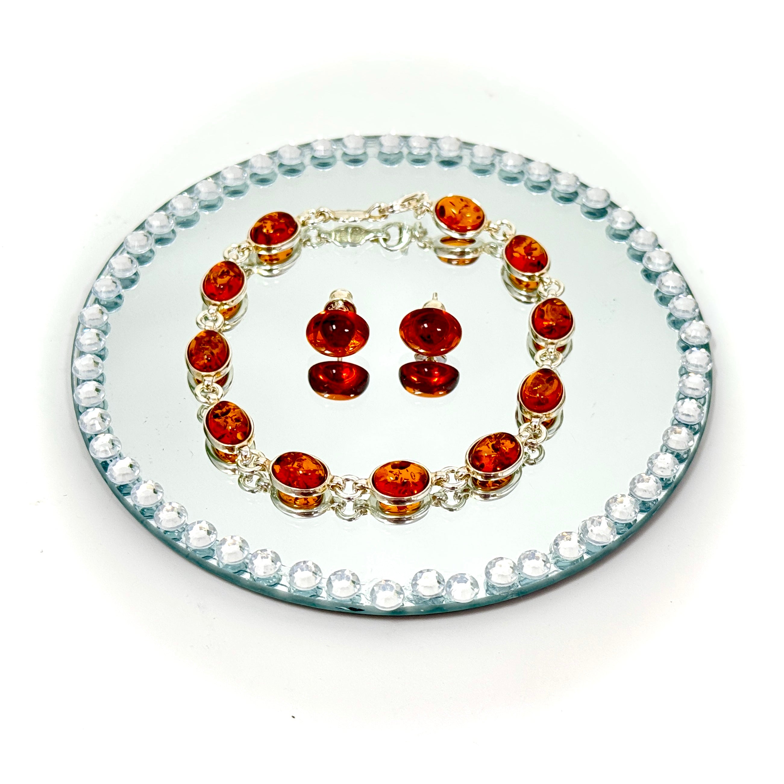 Luxuriöses Bernstein-Armband aus 925er Silber mit kunstvoll eingefassten Bernsteinen in warmen Naturtönen. Handgefertigtes Unikat mit sicherem Silberverschluss.