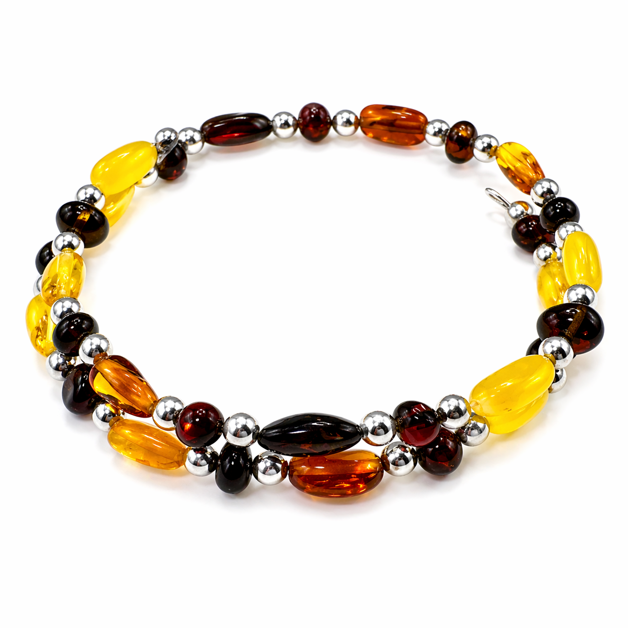 Doppelreihiges Bernstein Armband mit mehrfarbigen Bernsteinen in Gelb, Cognac und Schwarz und silbernen Kugeln auf weißem Hintergrund