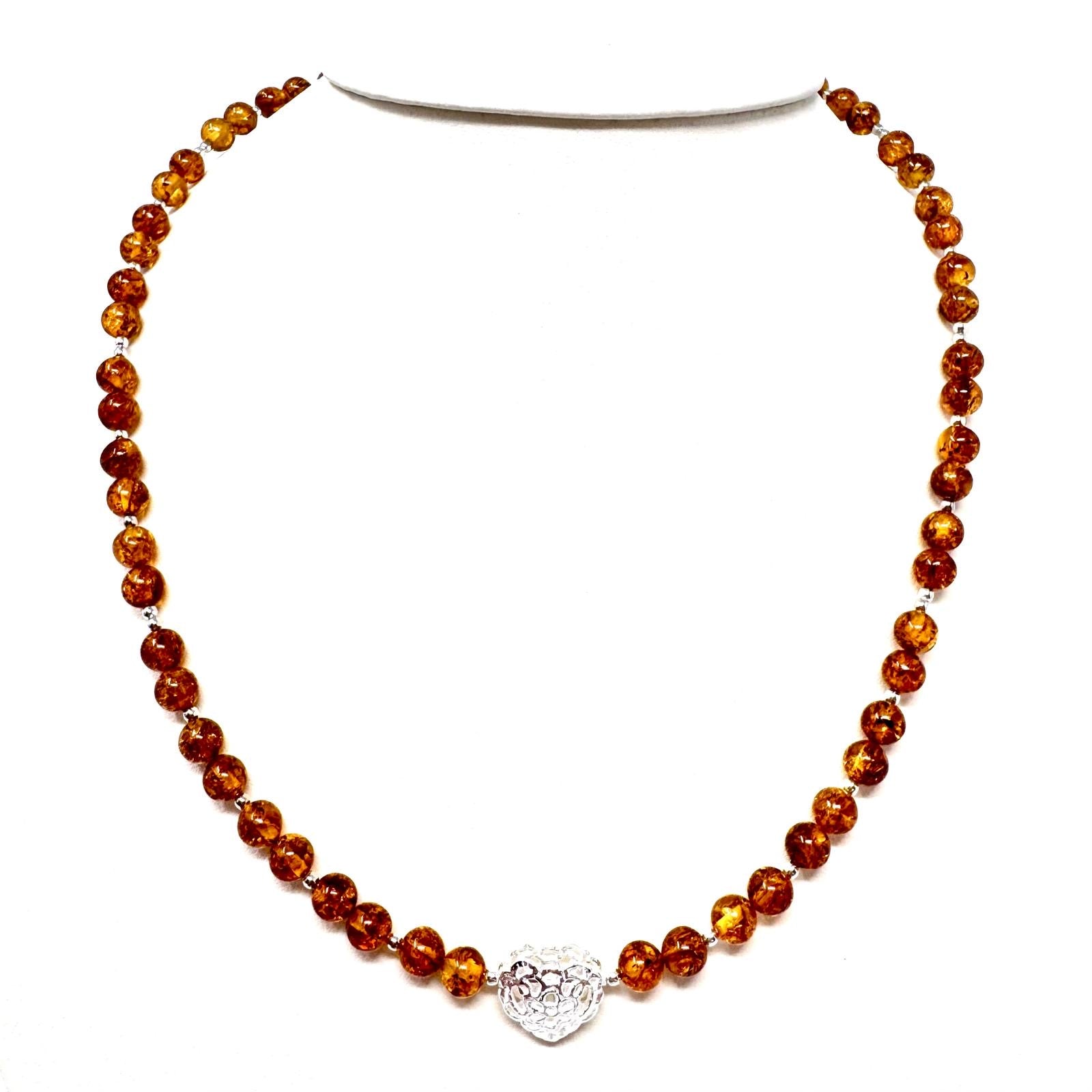 Bernstein-Collier mit runden Bernsteinkugeln in warmen Brauntönen und einem funkelnden Herz-Anhänger
