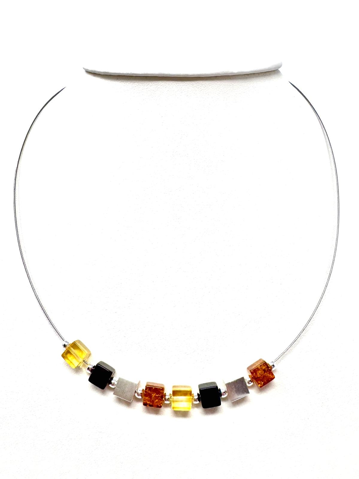 Bernstein-Collier mit quadratischen Perlen in Honiggelb, Cognac & Amber, kombiniert mit Edelstahl und schwarzen Elementen