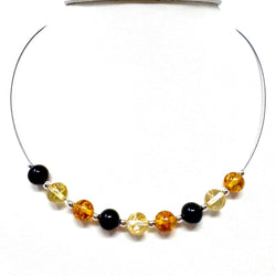 Handgefertigtes Collier aus echtem Bernstein in Honig- und Cognactönen, kombiniert mit tiefschwarzem Onyx und silbernen Akzenten. Stilvoll, elegant und einzigartig.