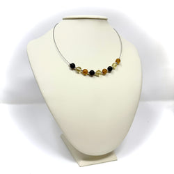 Handgefertigtes Collier aus echtem Bernstein in Honig- und Cognactönen, kombiniert mit tiefschwarzem Onyx und silbernen Akzenten. Stilvoll, elegant und einzigartig.