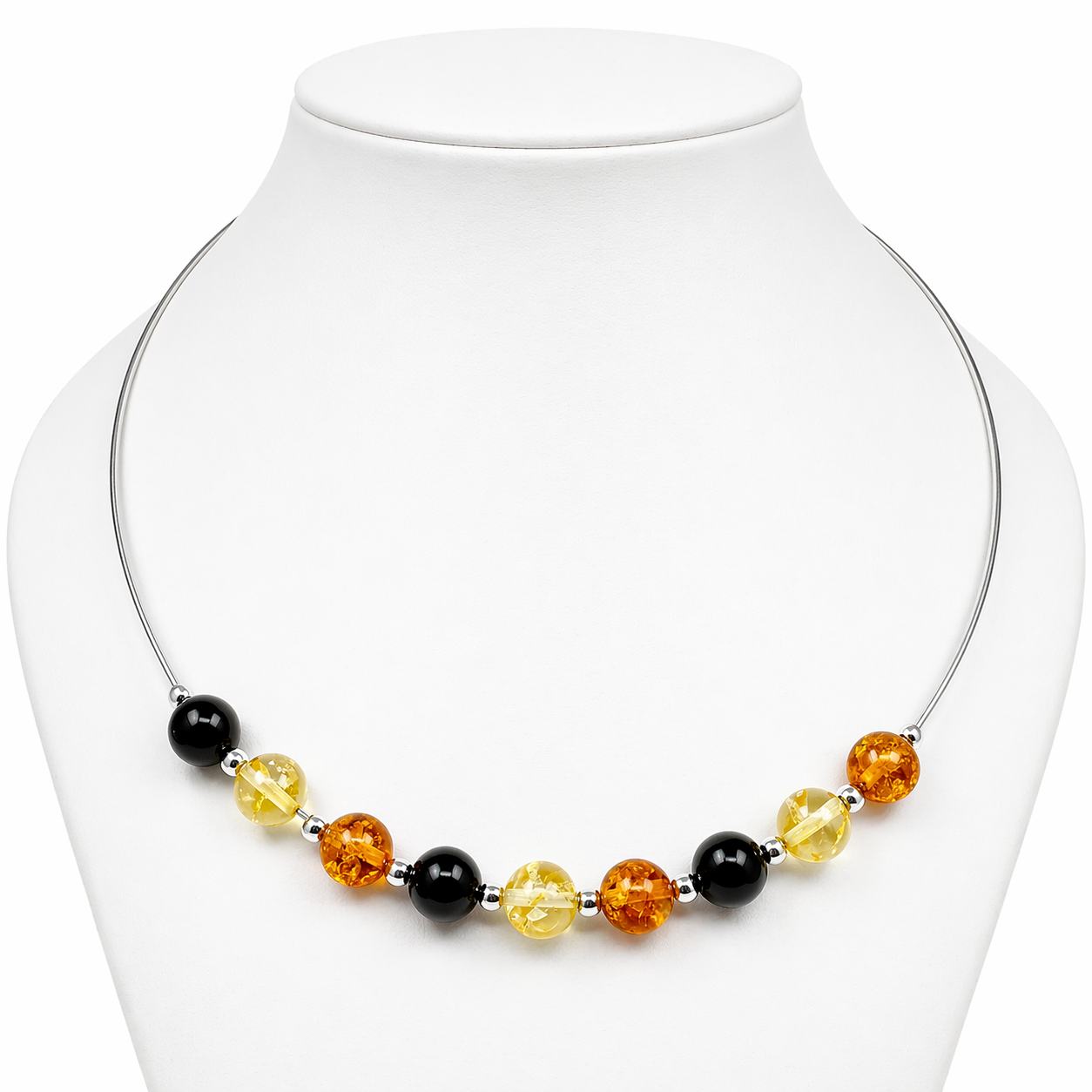 Moderne Halskette mit Bernsteinperlen in Gelb und Cognac sowie schwarzen Perlen auf silbernem Halsreif, minimalistischer Damenschmuck