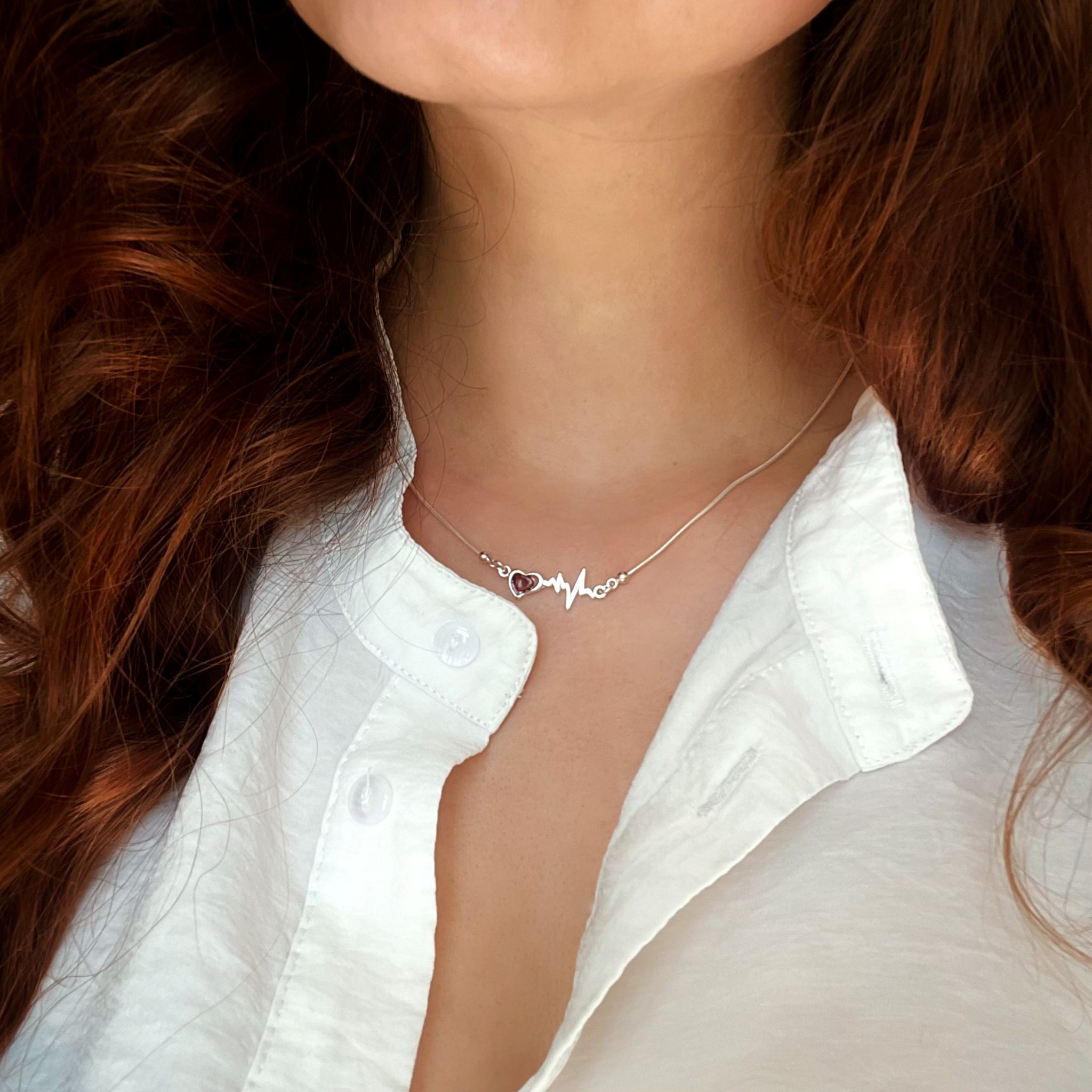 Elegante Bernstein Kette aus 925er Silber mit Herzschlag-Motiv und eingefasstem Bernstein-Herz.