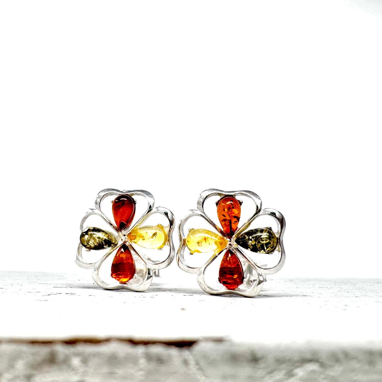 Elegante Kleeblatt-Ohrstecker aus 925er Sterlingsilber mit echten Bernsteinen in Cognac-, Honig- und Grüntönen – stilvoller Glücksbringer