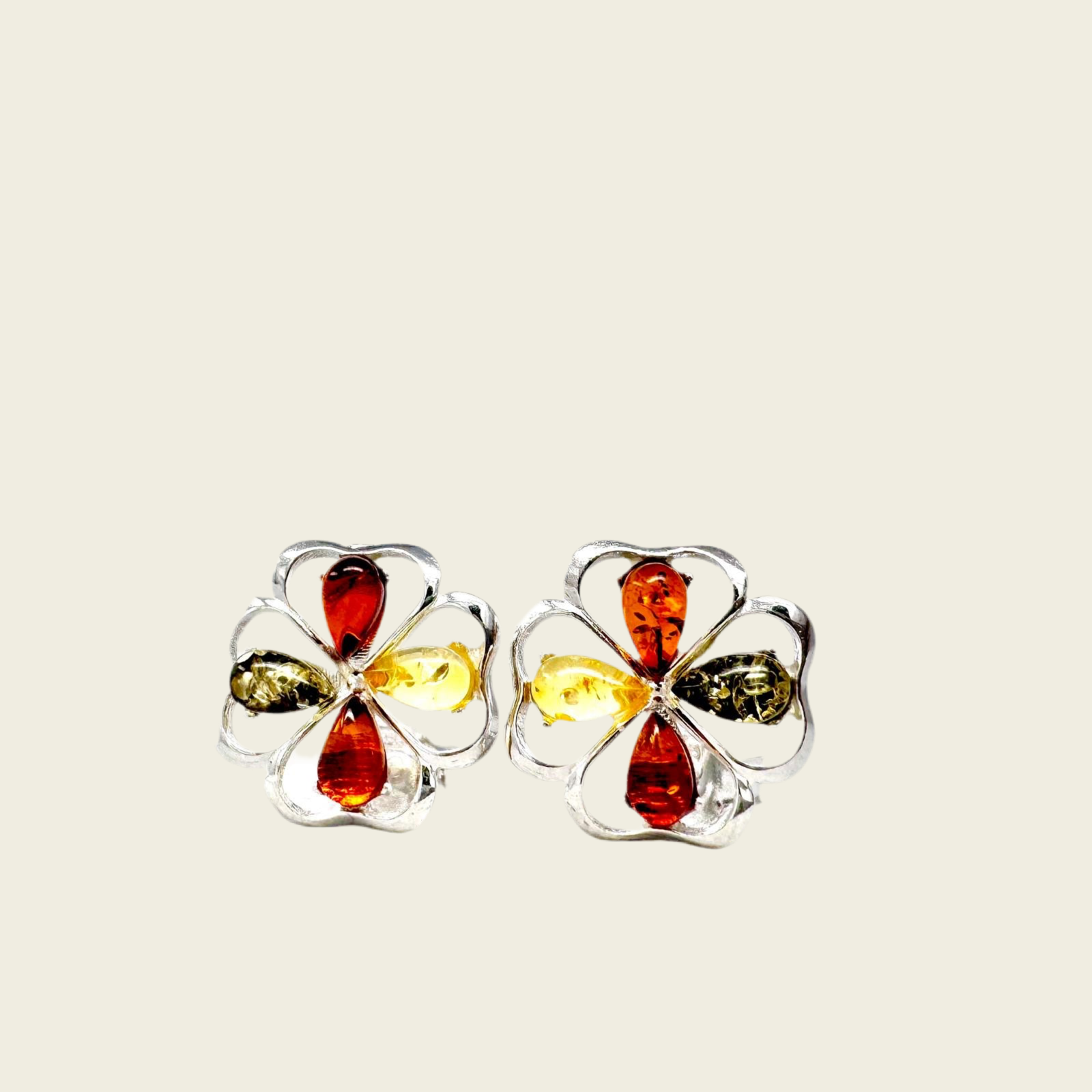Elegante Kleeblatt-Ohrstecker aus 925er Sterlingsilber mit echten Bernsteinen in Cognac-, Honig- und Grüntönen – stilvoller Glücksbringer