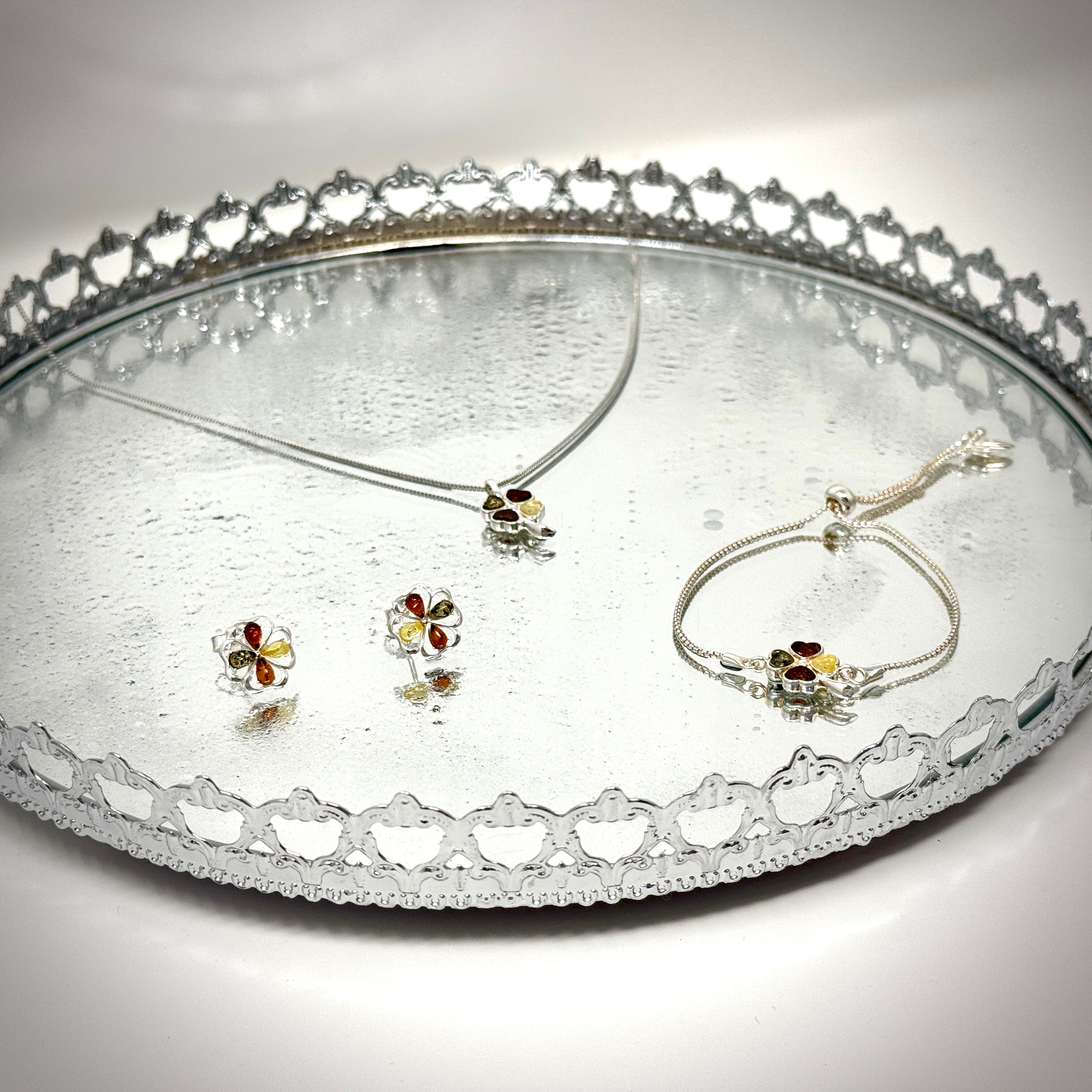 Elegante Kleeblatt-Ohrstecker aus 925er Sterlingsilber mit echten Bernsteinen in Cognac-, Honig- und Grüntönen – stilvoller Glücksbringer