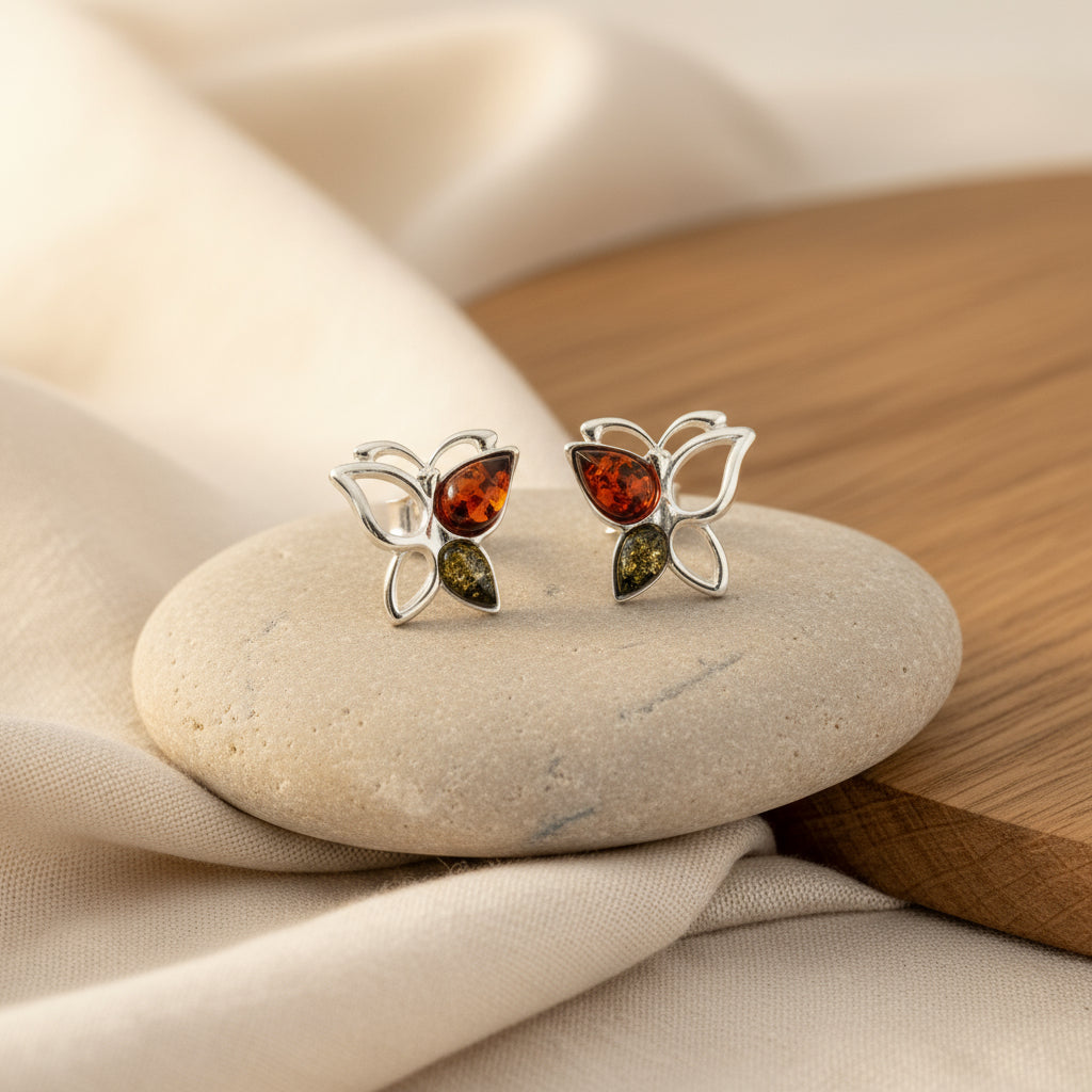 Elegante Ohrstecker in Schmetterlingsform aus 925er Sterlingsilber mit tropfenförmigem Bernstein in Cognac- und Grüntönen