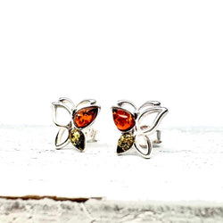 Elegante Ohrstecker in Schmetterlingsform aus 925er Sterlingsilber mit tropfenförmigem Bernstein in Cognac- und Grüntönen