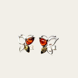 Elegante Ohrstecker in Schmetterlingsform aus 925er Sterlingsilber mit tropfenförmigem Bernstein in Cognac- und Grüntönen