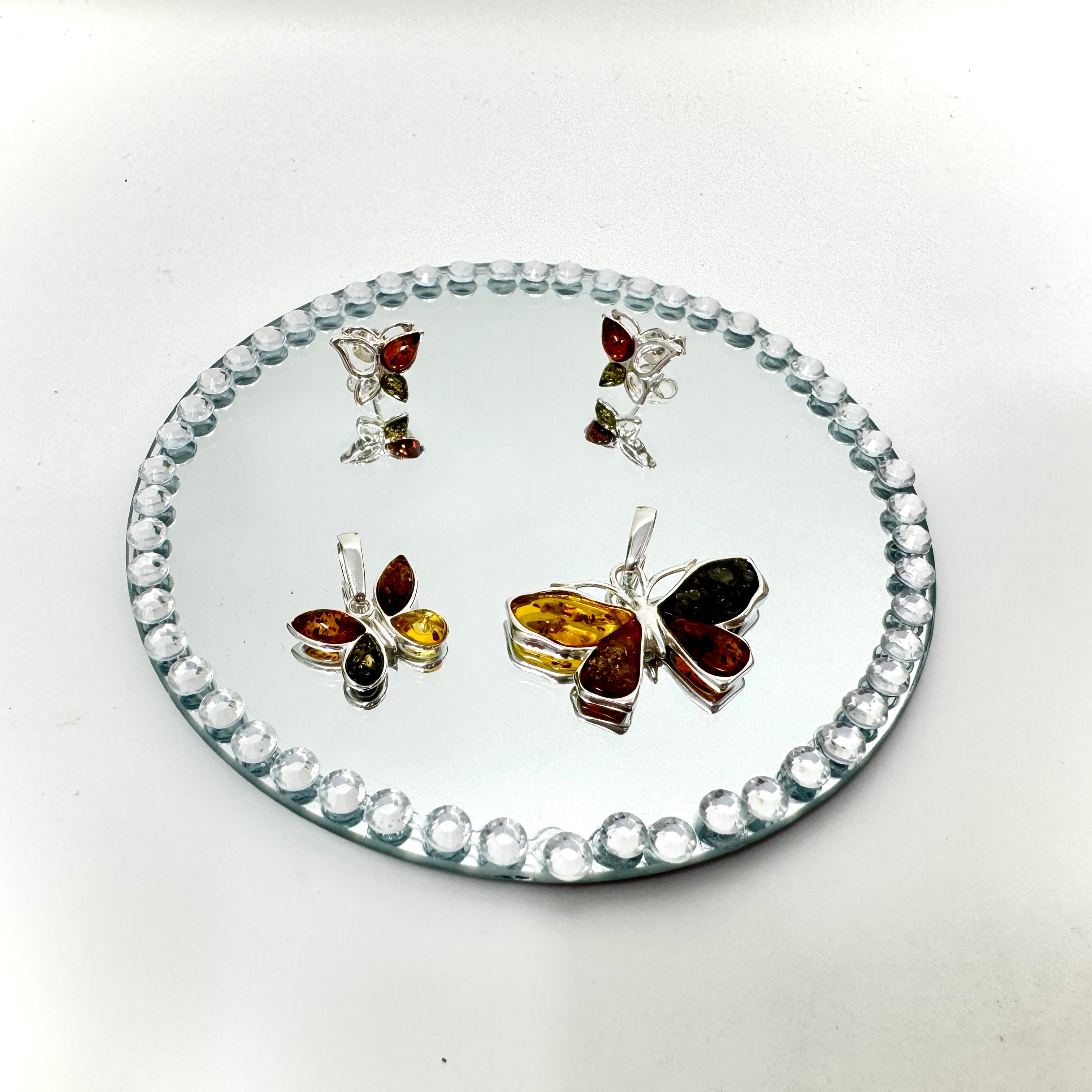 Filigraner Schmetterling-Anhänger aus 925er Silber mit echten Bernsteinen in grün - und Cognactönen – ca. 17x20mm