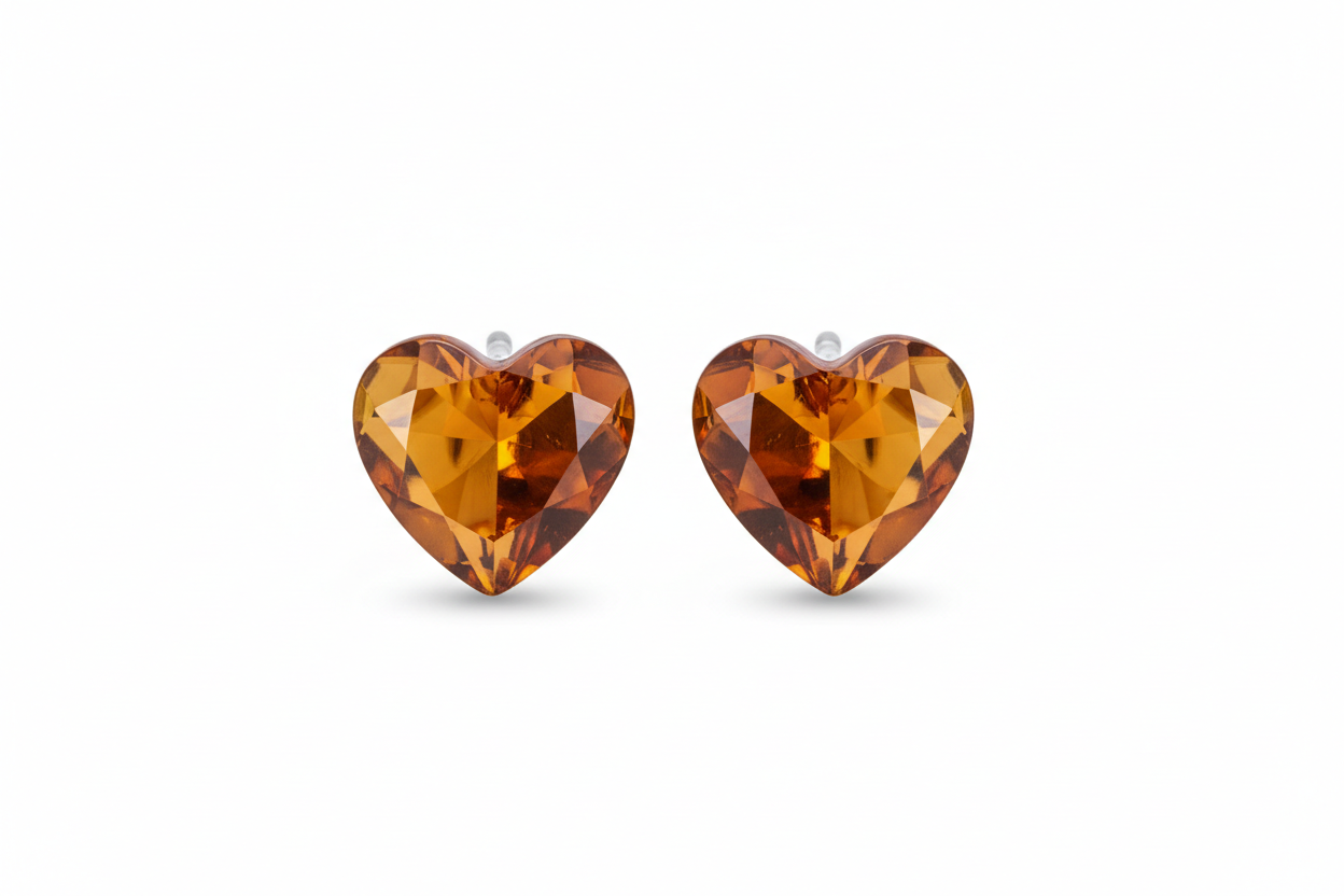 Bernstein ohrstecker ohne Rand in herzform mit weißem Hintergrund 