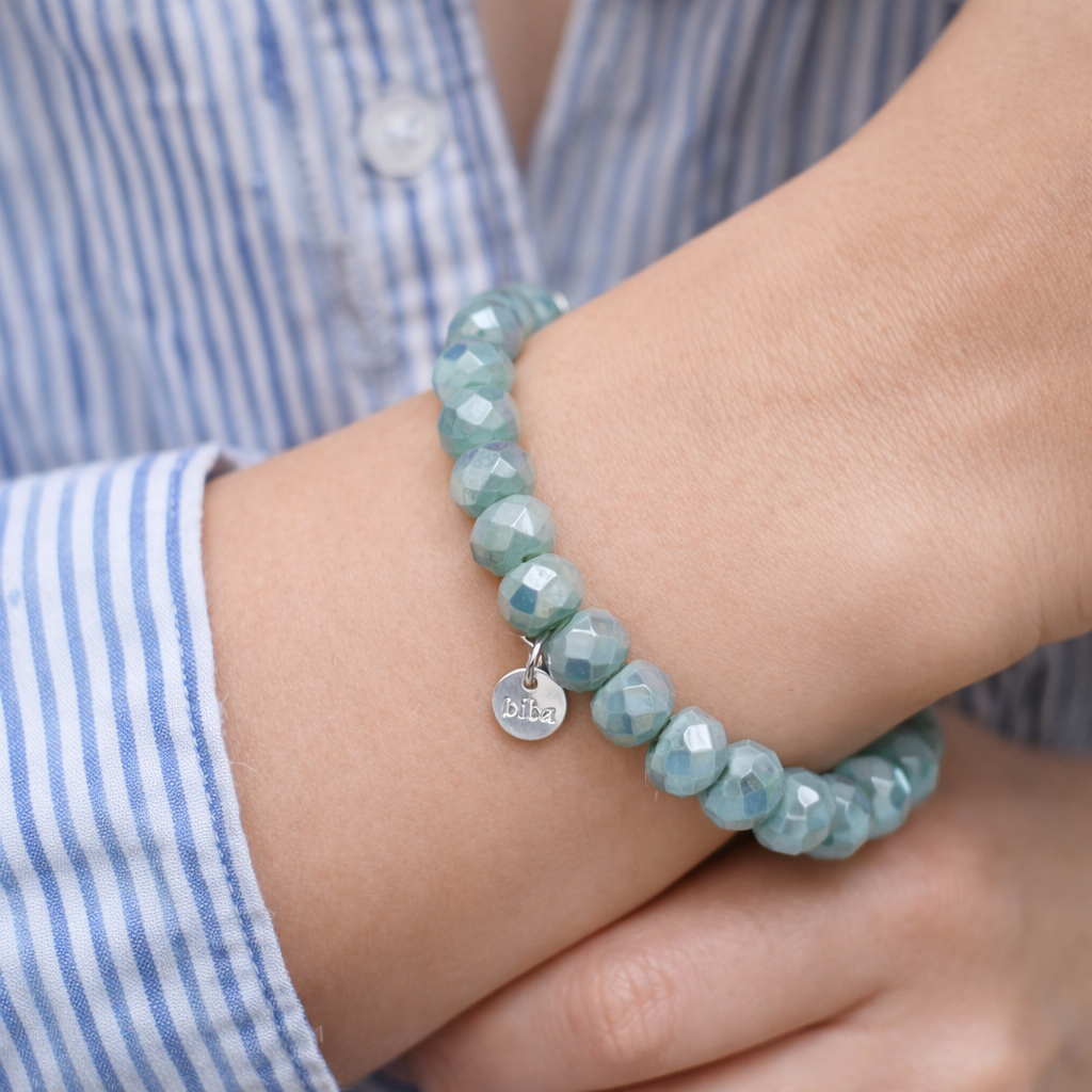 Biba Armband aus facettierten perlen in Mintgrün und Grau mit elastischem Band