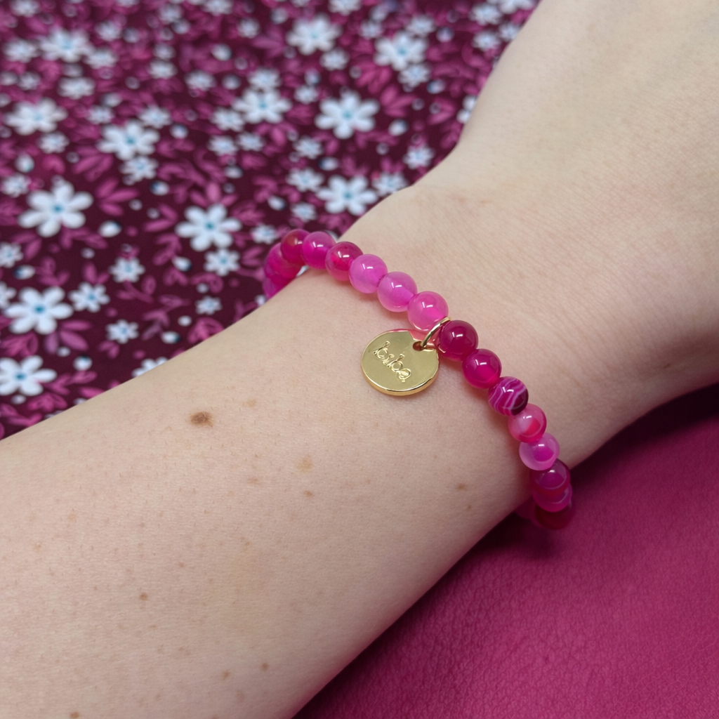 Pinkes biba Armband aus Crystal mit 6 mm Perlen am Handgelenk getragen