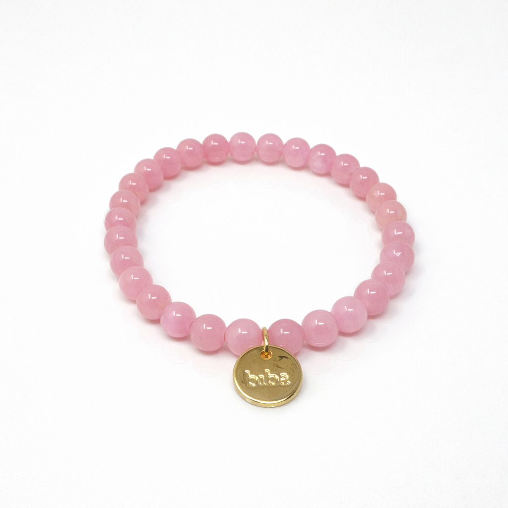 Rosa biba Armband mit 8 mm Perlen und goldfarbenem Markenanhänger
