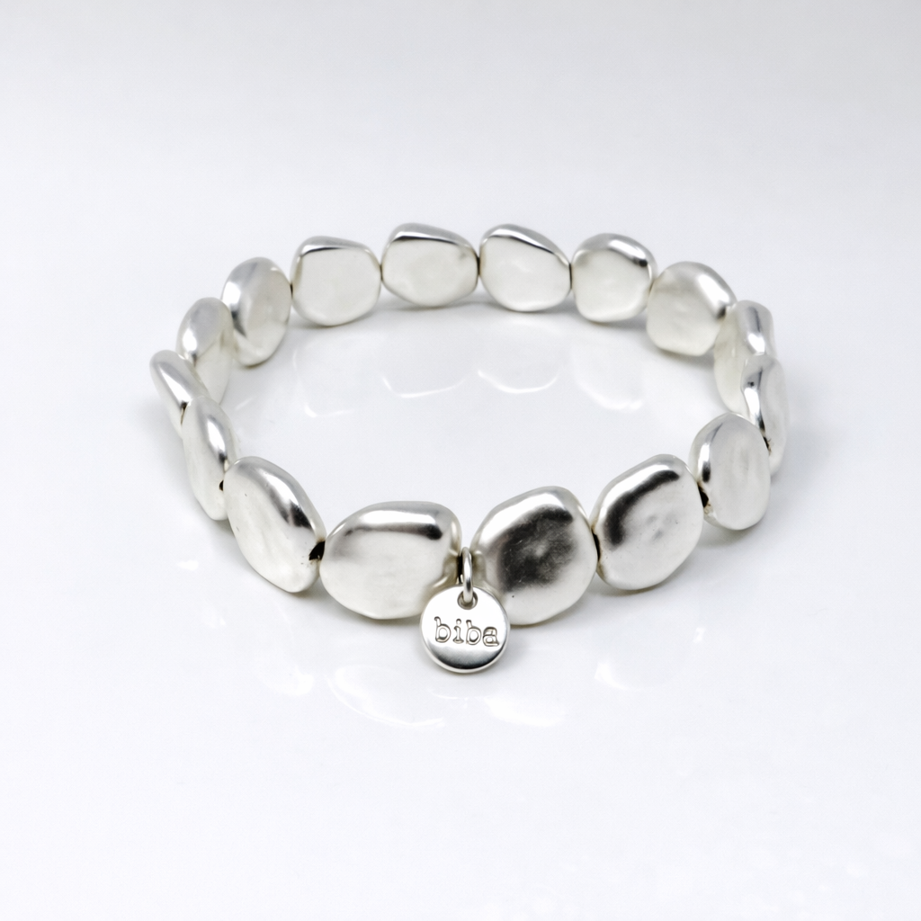 Silberfarbenes Biba Armband mit elastischem Band und glänzenden Metallperlen 