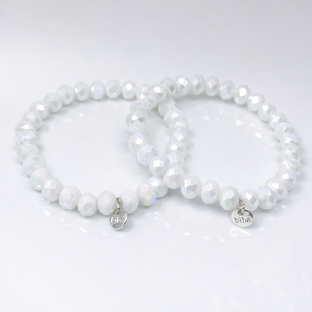 Weißes Biba Armband mit facettierten Kristallperlen in 8 mm und silberfarbenem Metallanhänger