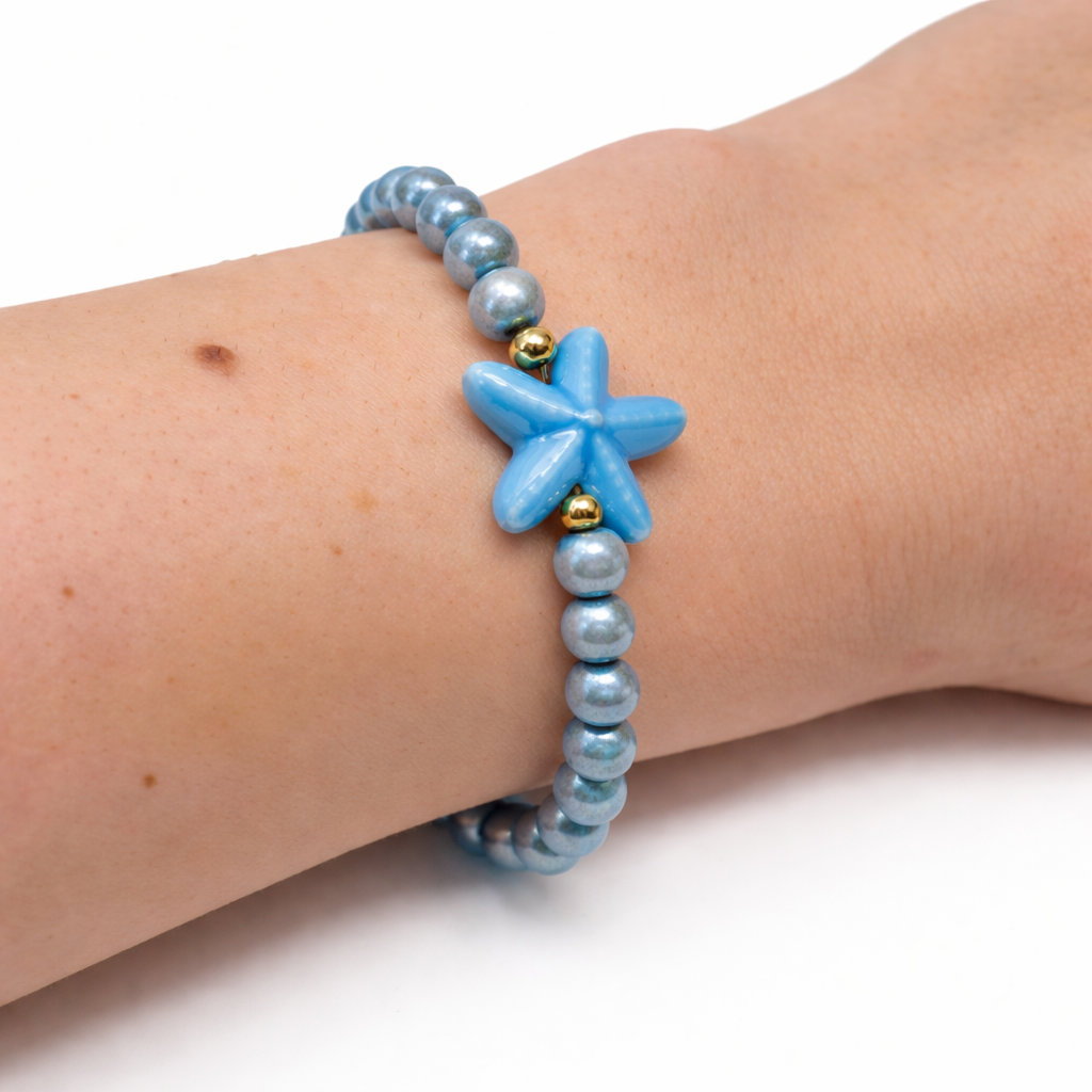 Blaues Perlenarmband mit Seestern und goldfarbenem biba Anhänger – elastisches Damenarmband