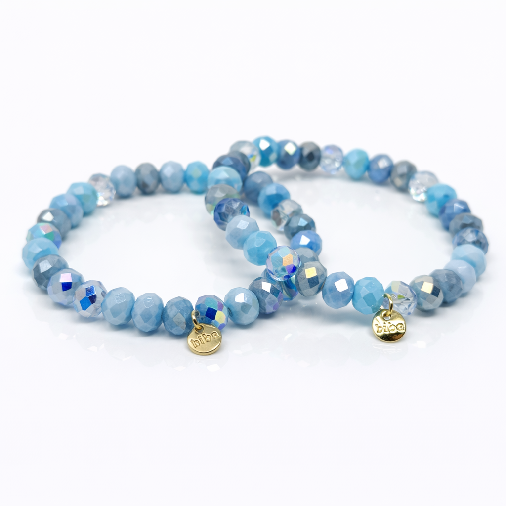 biba Crystal Armband blau mit facettierten 8 mm Perlen, 18 cm Durchmesser und goldfarbenem Metallanhänger