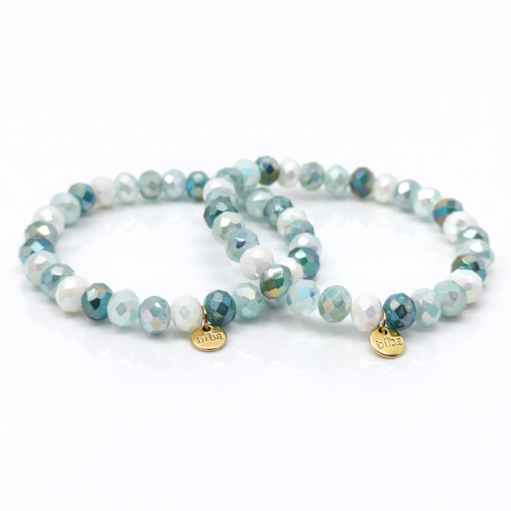 biba Crystal Armband in Grün-Weiß mit facettierten 8 mm Perlen und Metallanhänger auf weißem Hintergrund