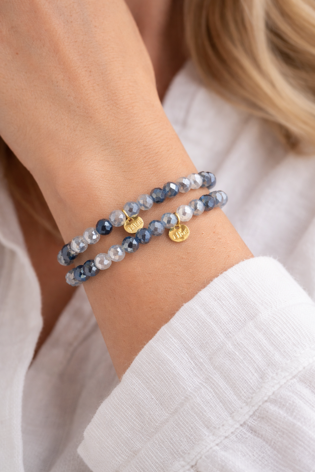 Biba Kristallarmband in Blau mit facettierten 6 mm Perlen und goldfarbenem Markenanhänger, elastisches Damenarmband 18 cm