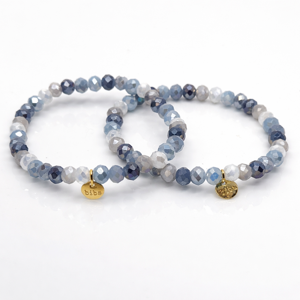 Biba Kristallarmband in Blau mit facettierten 6 mm Perlen und goldfarbenem Markenanhänger, elastisches Damenarmband 18 cm