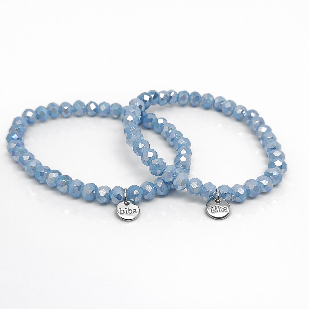 Biba Kristallarmband in Blau mit facettierten 6 mm Perlen und silberfarbenem Markenanhänger, elastisches Damenarmband 18 cm