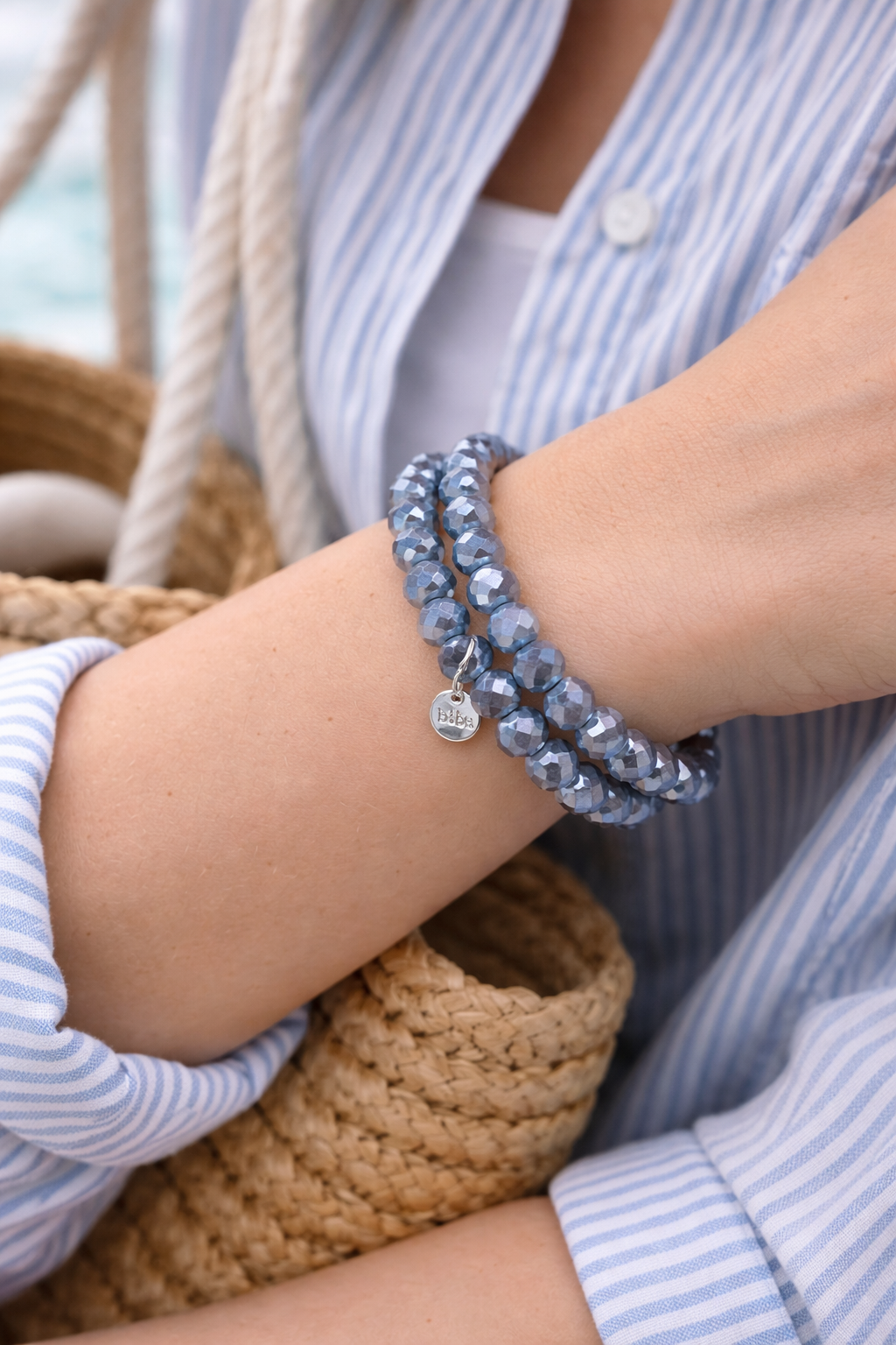 Detailaufnahme der facettierten blauen Glasperlen des Biba Perlenarmbands