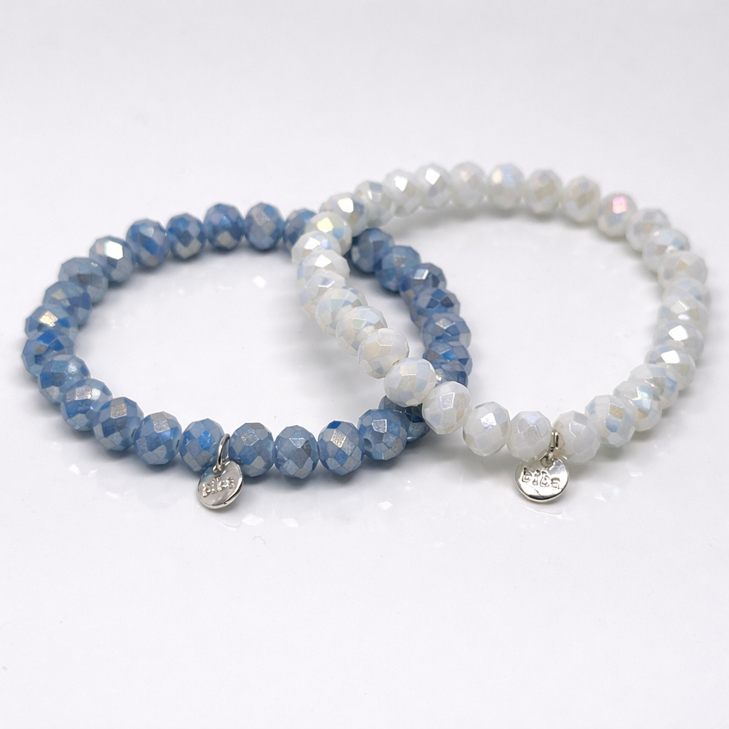 Zwei Biba Perlenarmbänder mit facettierten Glasperlen nebeneinander arrangiert