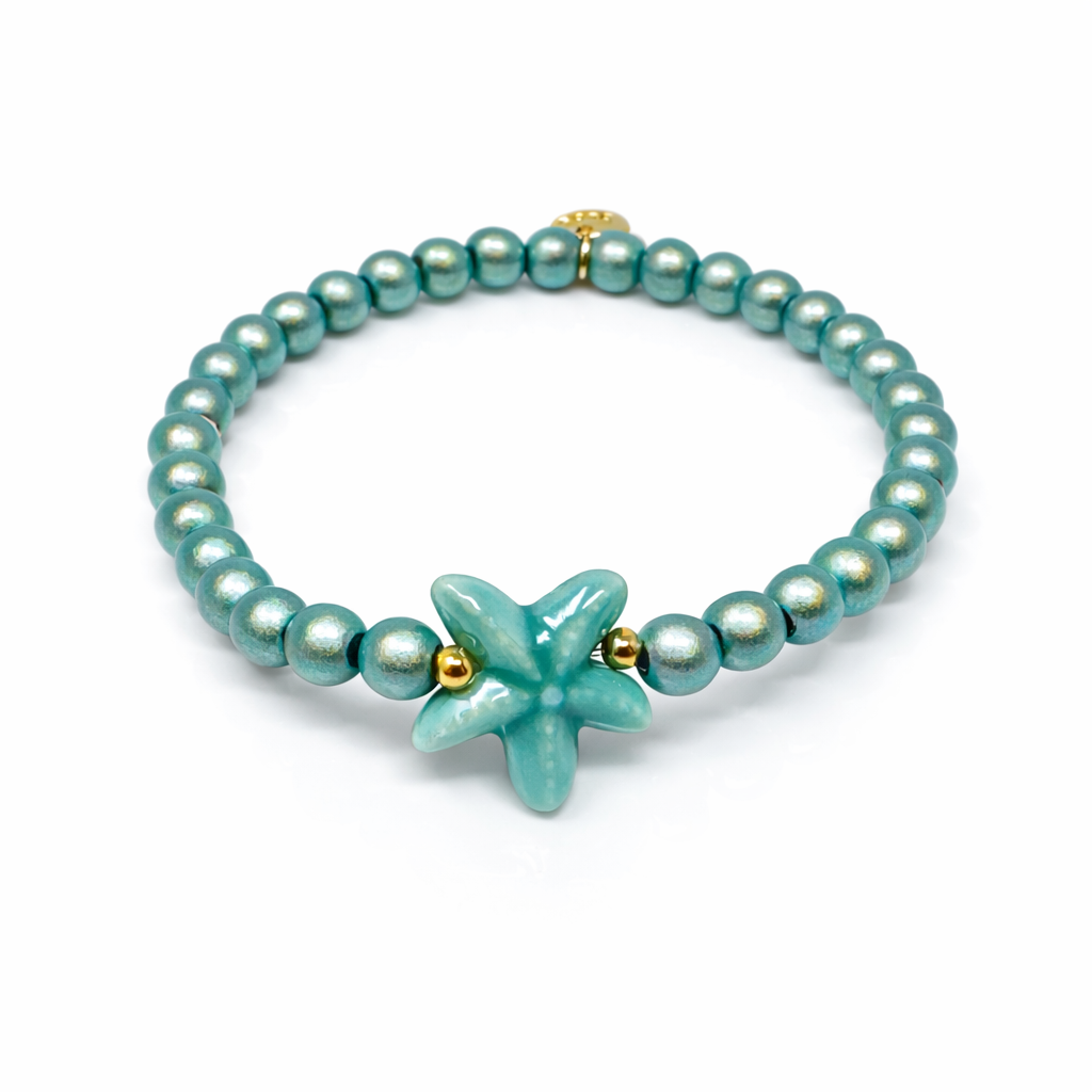 Türkises Perlenarmband mit Seestern und goldfarbenem biba Anhänger – elastisches Damenarmband