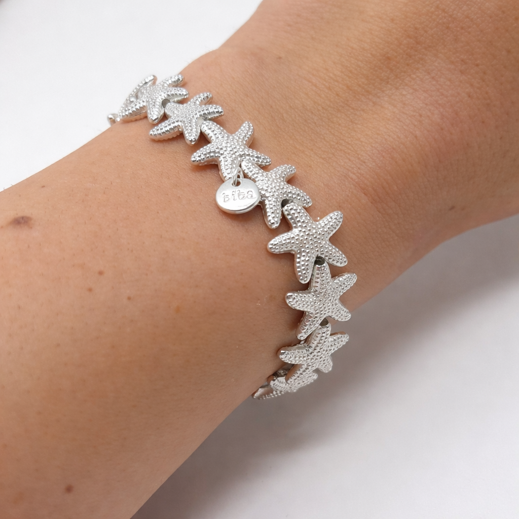 Mattes silberfarbenes biba Seestern Armband aus Metall in maritimem Design Tragebild 