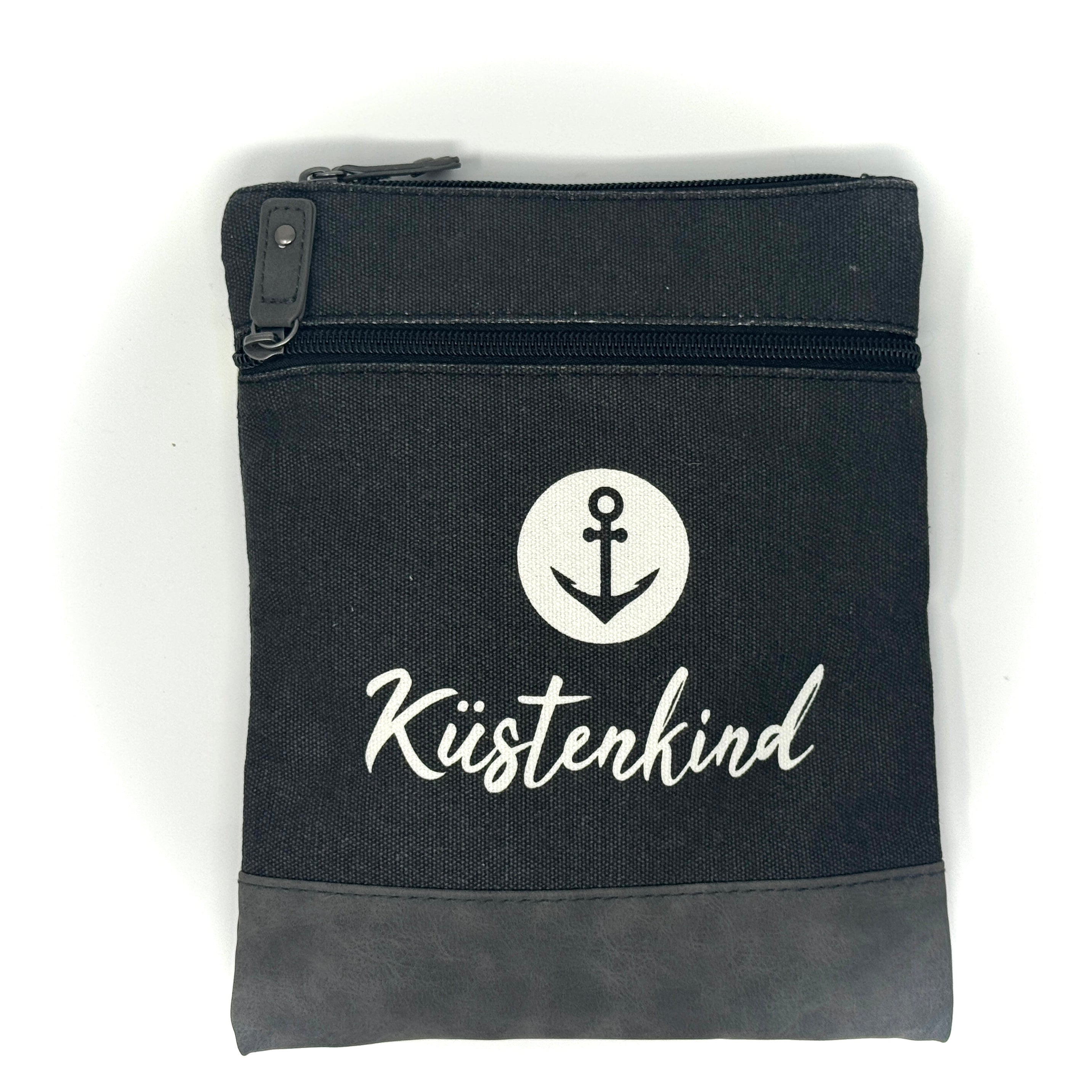 Schwarze maritime Crossbody Tasche aus Baumwolle mit Anker-Motiv und Schriftzug „Küstenkind“.