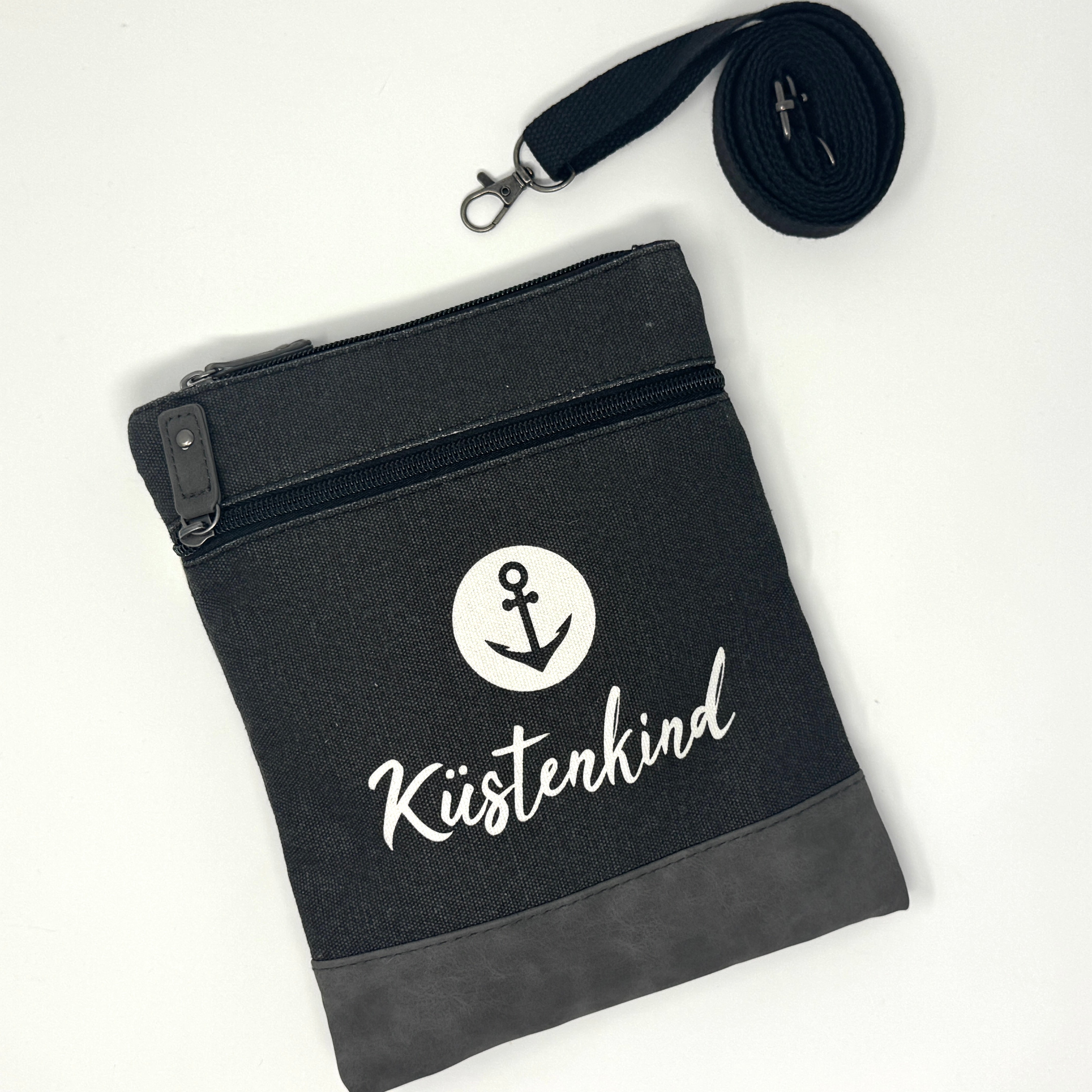 Schwarze maritime Crossbody Tasche aus Baumwolle mit Anker-Motiv und Schriftzug „Küstenkind“.