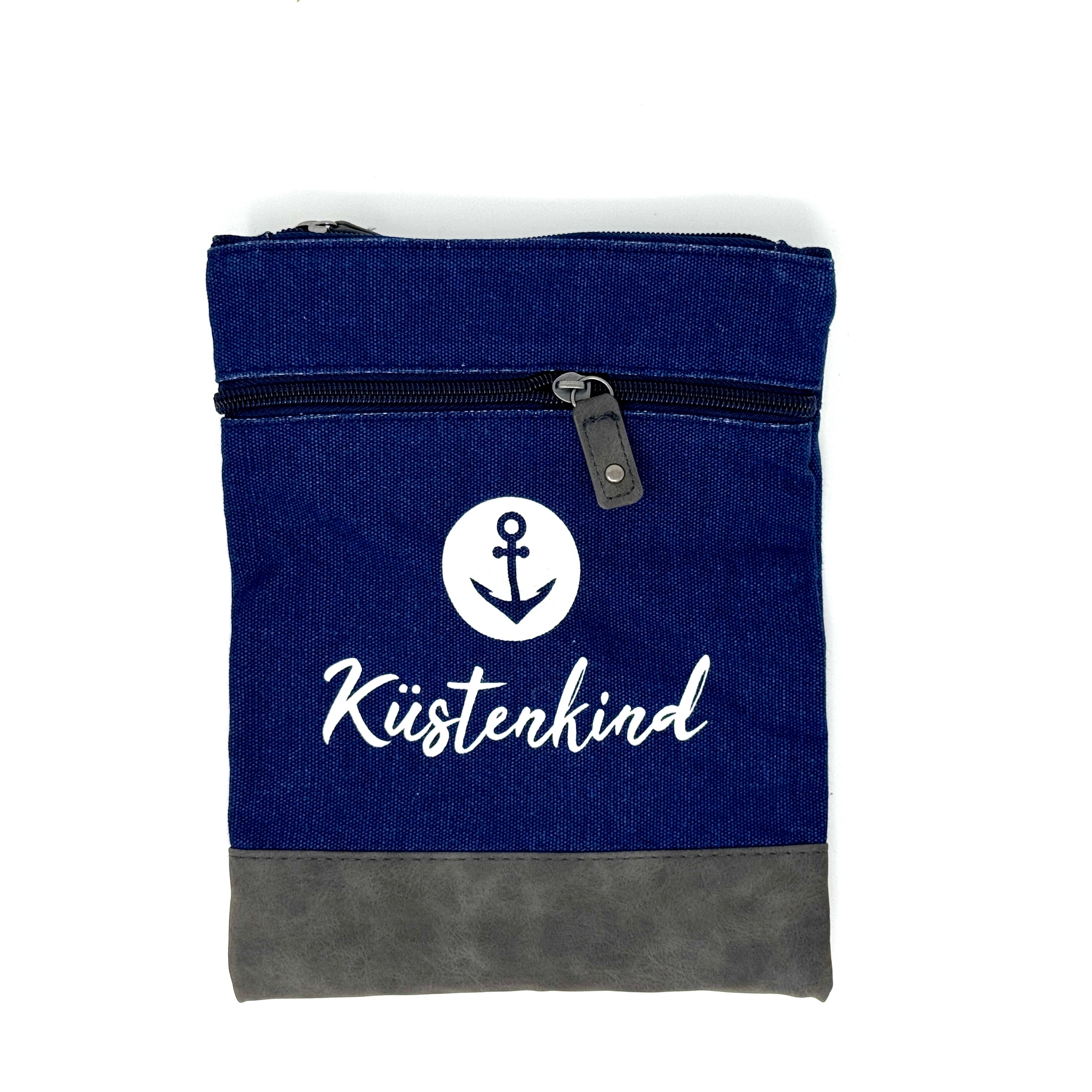 Dunkelblaue maritime Crossbody Tasche aus Baumwolle mit Anker-Motiv und Schriftzug „Küstenkind“.
