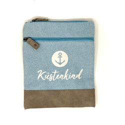 Hellblaue maritime Crossbody Tasche aus Baumwolle mit Anker-Motiv und Schriftzug „Küstenkind“.
