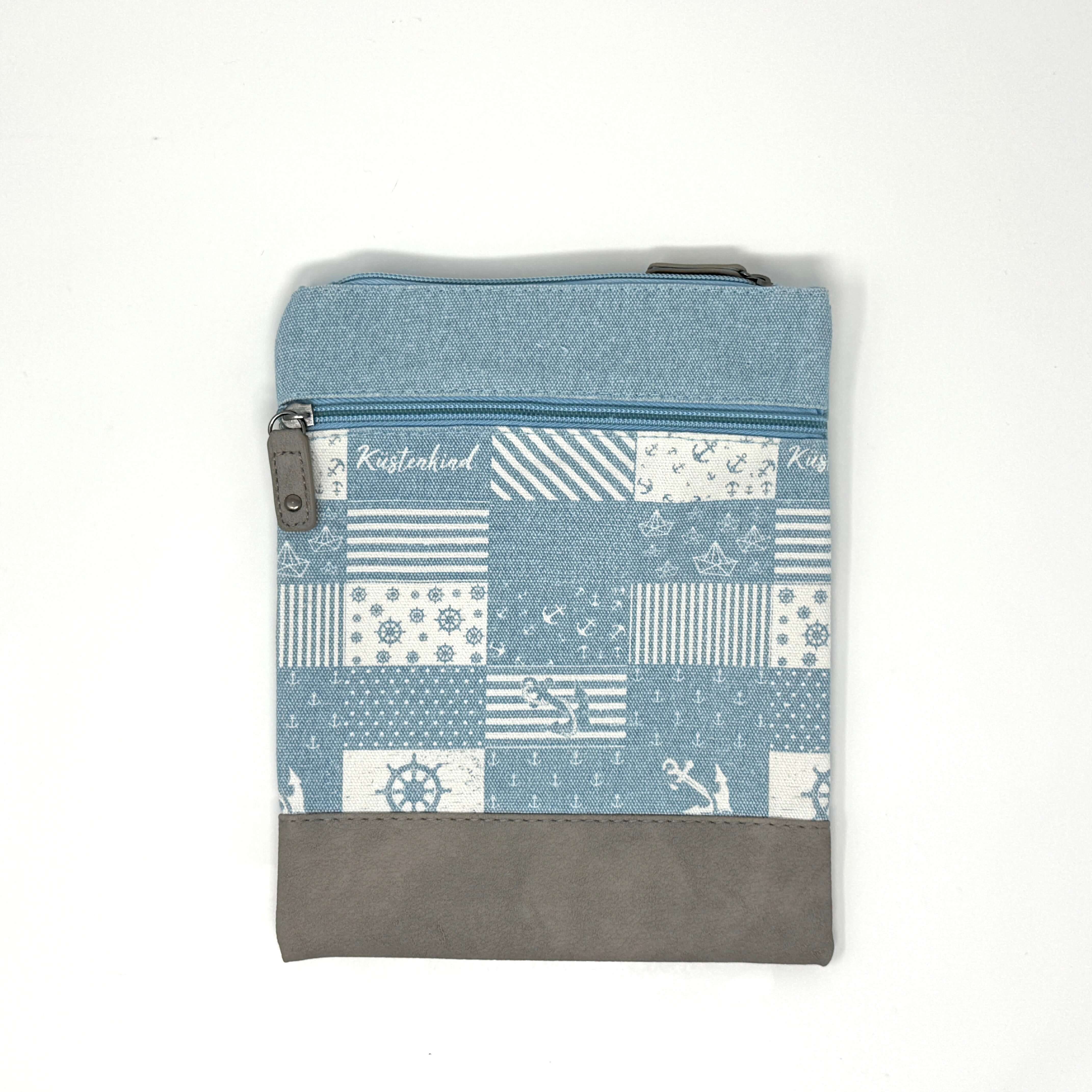 Für die hier gezeigte blaue Variante:
Crossbody Umhängetasche „Küstenkind“ in Blau und Grau mit maritimem Patchwork-Design und Anker-Motiven