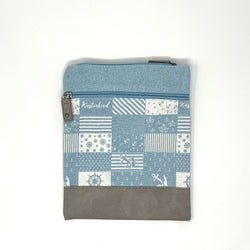 Für die hier gezeigte blaue Variante:
Crossbody Umhängetasche „Küstenkind“ in Blau und Grau mit maritimem Patchwork-Design und Anker-Motiven