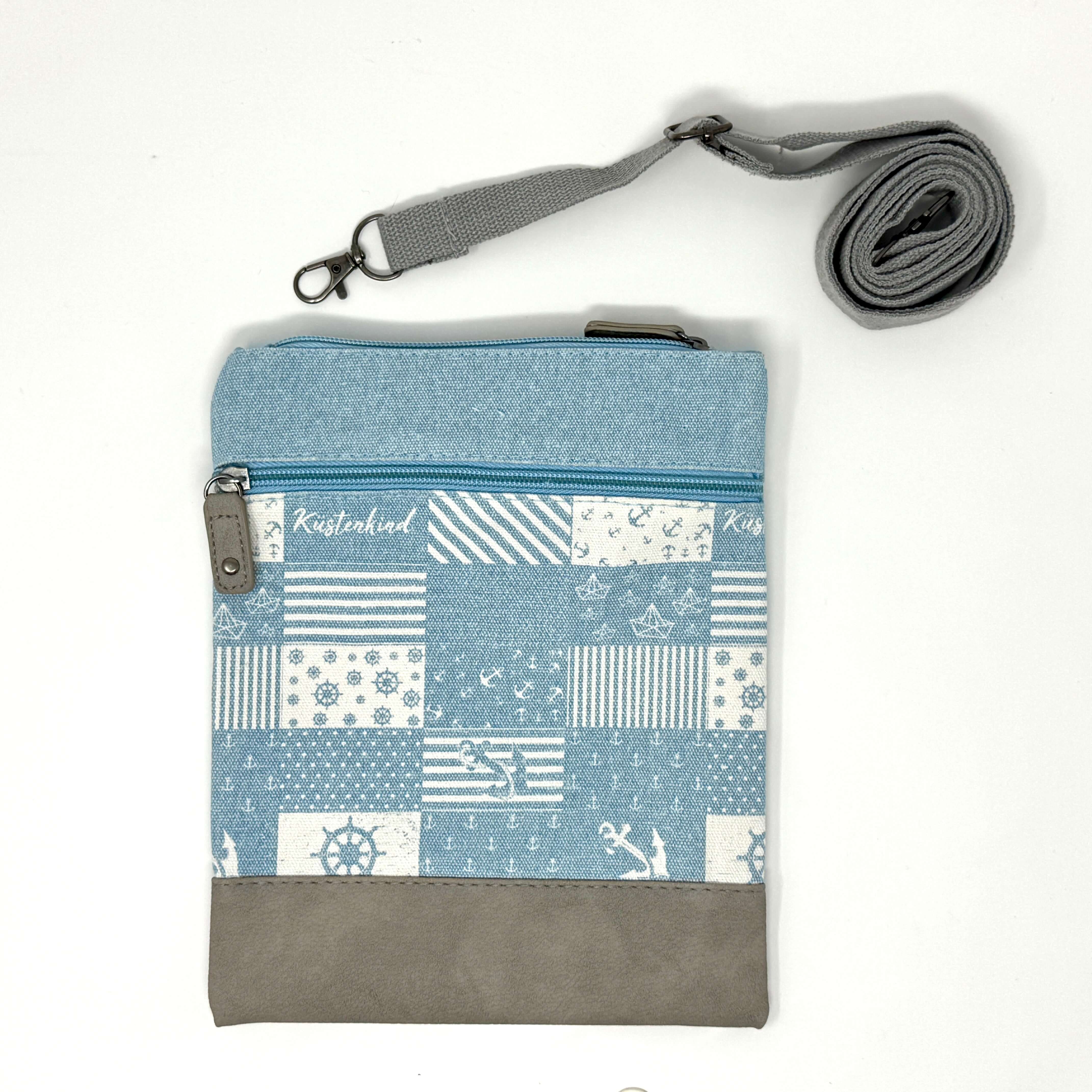 Für die hier gezeigte blaue Variante:
Crossbody Umhängetasche „Küstenkind“ in Blau und Grau mit maritimem Patchwork-Design und Anker-Motiven