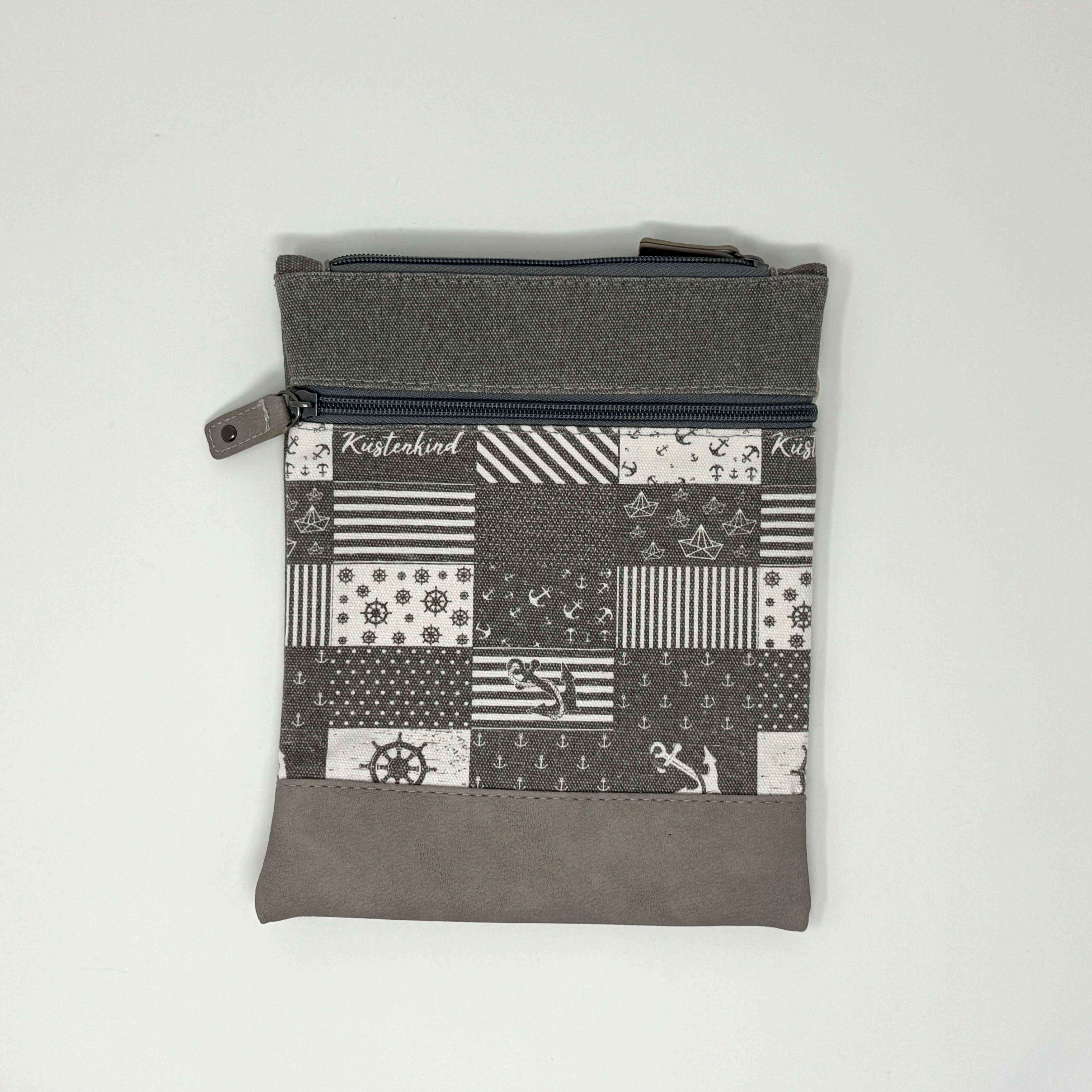 Crossbody Umhängetasche „Küstenkind“ in Grau mit maritimem Patchwork-Design und Anker-Motiven